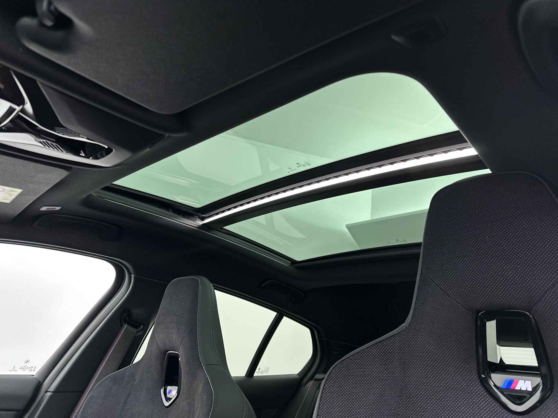 BMW 1-serie 120 | M Sportpakket Pro | Trekhaak met afneembare kogel | M Adaptief onderstel | Comfort Access | Glazen panoramadak | 	Elektrisch verstelbare stoelen | High-beam assistant | Harman-Kardon sound - 18/23