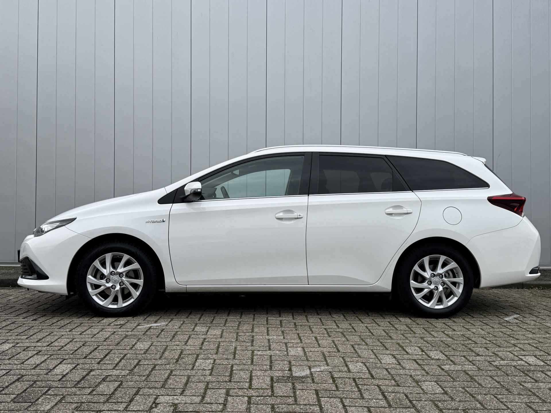 Toyota Auris Touring Sports 1.8 Hybrid Energy Plus Dealer Onderhouden Navi Clima Cruise - 2/24