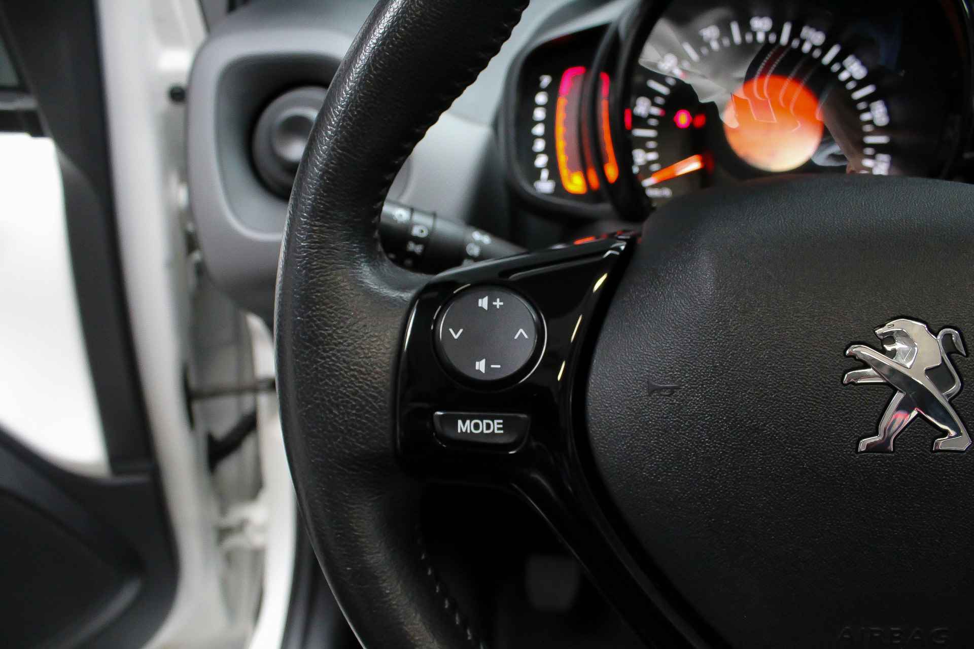 Peugeot 108 1.0 72pk e-VTi Active TOP! |cabriolet|Apple Carplay & Android Auto|schuifdak|parkeer camera|LED-dagrijverlichting|15"| - 16/29