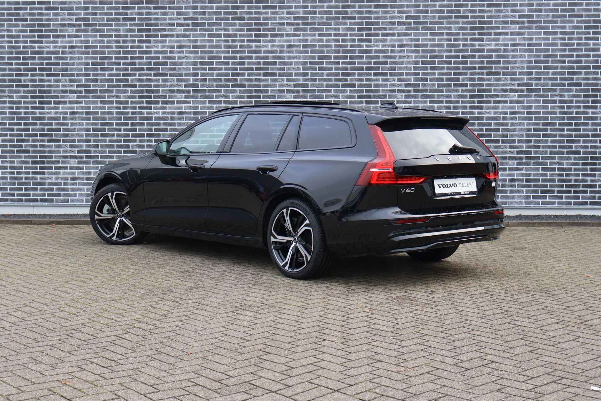 Volvo V60 2.0 T8 Recharge AWD Ultimate Bright | Panoramadak | Rondomzicht camera | Adaptieve Cruise Control - 4/29