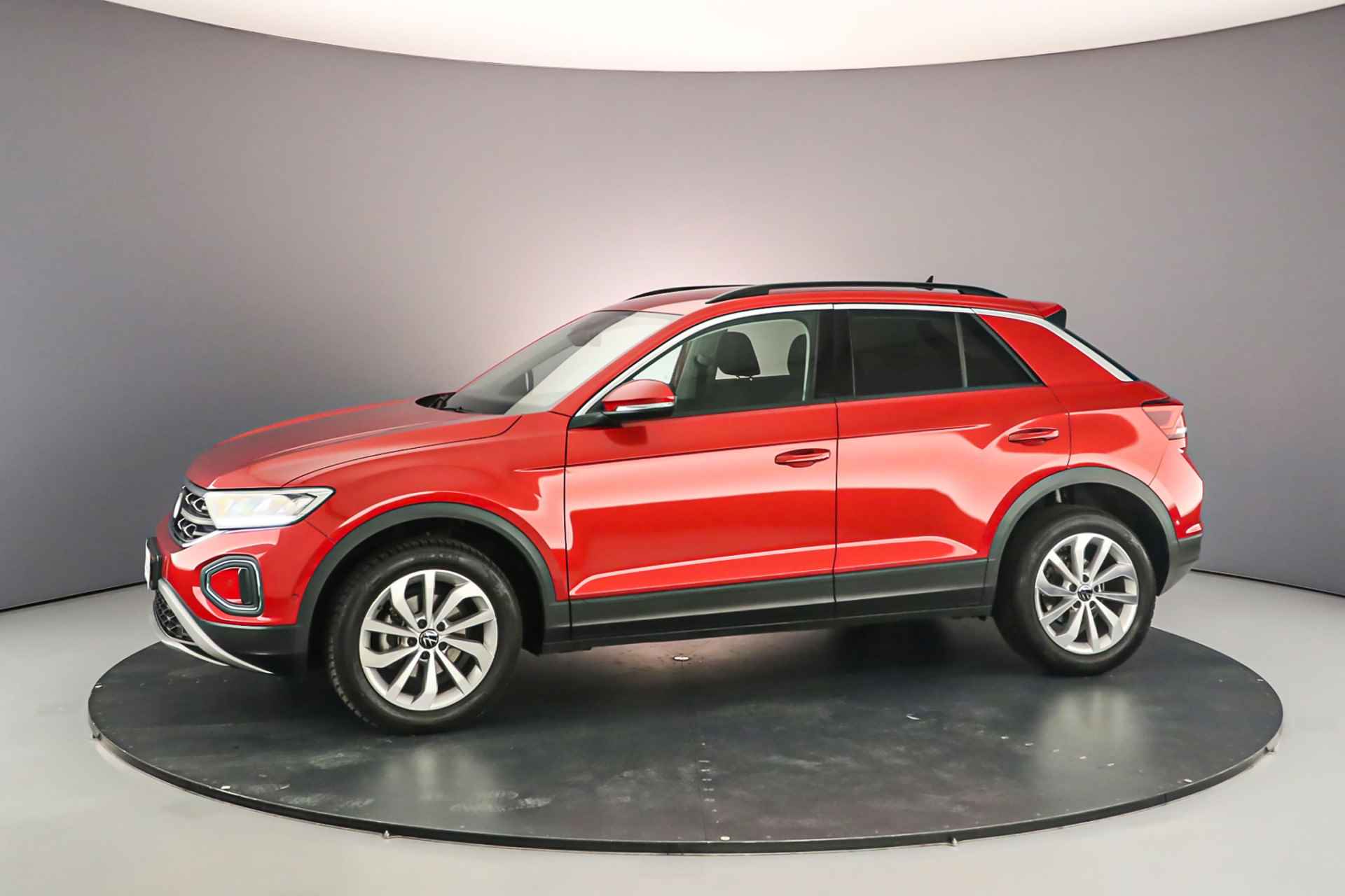 Volkswagen T-Roc Life 1.0 TSI 110pk Achteruitrijcamera, Adaptive cruise control, DAB, Airco, Parkeersensoren, App connect, LED verlichting, Parkeer assistent - 2/38