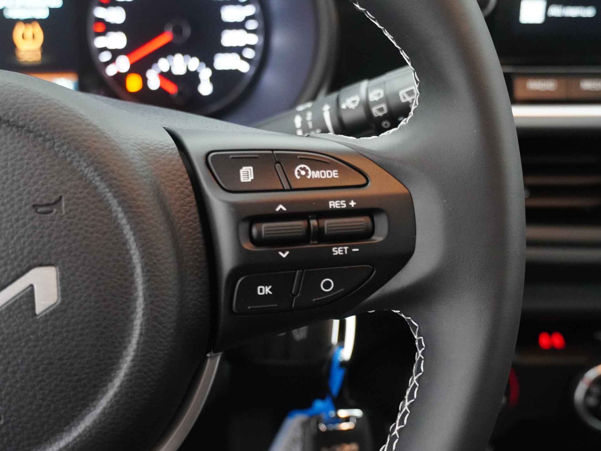 Kia Picanto 1.0 DPi DynamicLine * Nieuw diverse kleuren uit voorraad leverbaar * - Cruise Control - Airco - Achteruitrijcamera - Apple CarPlay/Android Auto - Fabrieksgarantie tot 2031 - Meerdere kleuren uit voorraad leverbaar! - 23/40