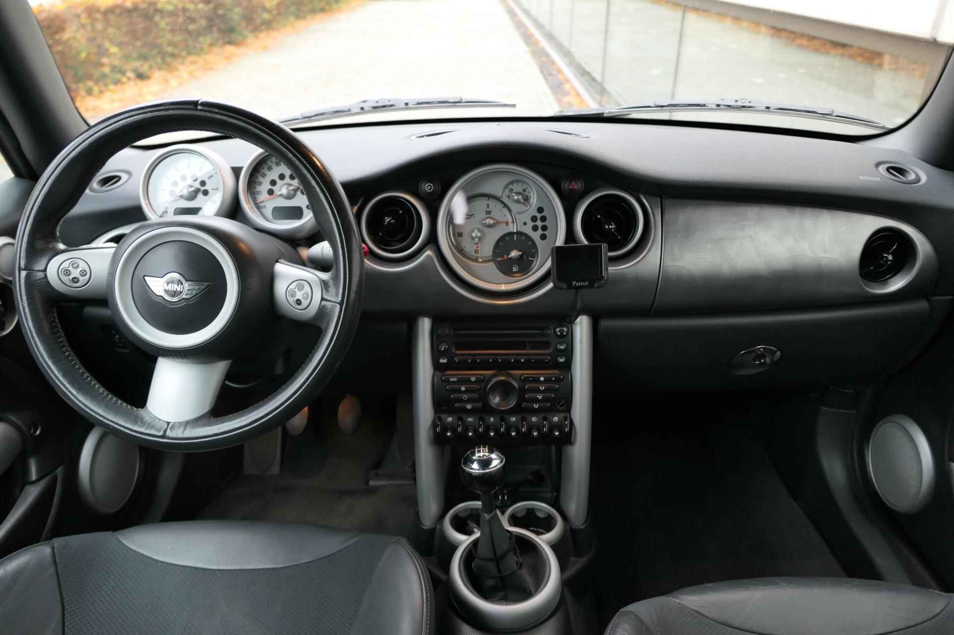 Mini Mini Cabrio 1.6 Cooper Chili Cruise NAP Clima Stoelverw Youngtimer - 6/24