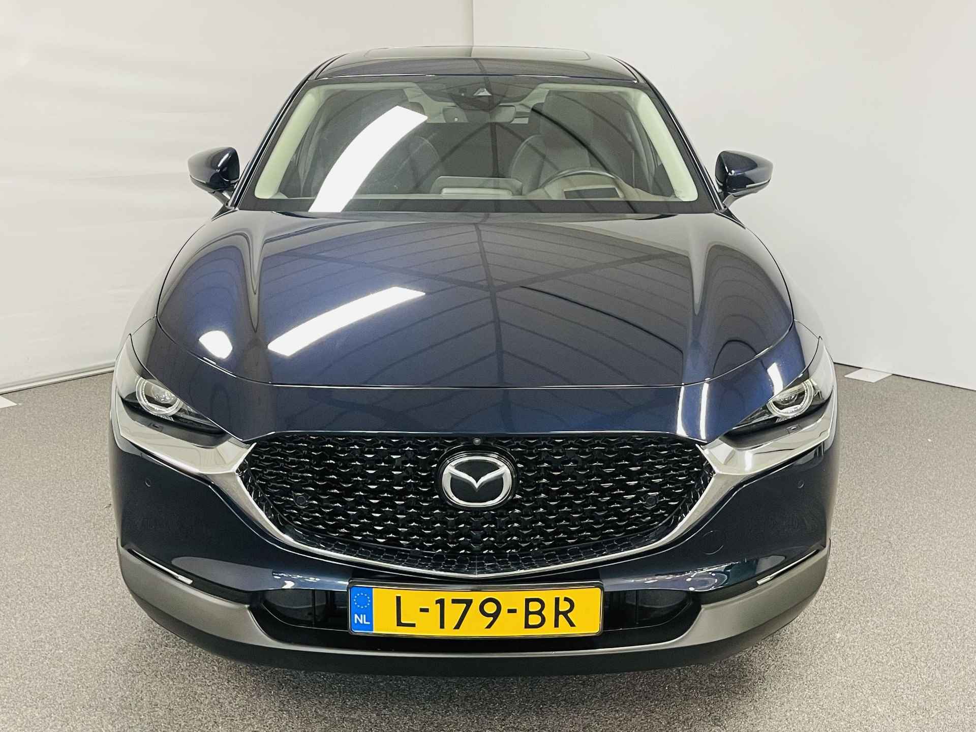 Mazda CX-30 2.0 e-SkyActiv-X M Hybrid Luxury AUTOMAAT  Airco camera parkeersensoren schuifkanteldak adaptieve cruise controle met stuur correctie electrische kofferklep navi applae carplay android auto zeer mooie auto pas 22000 km - 3/26