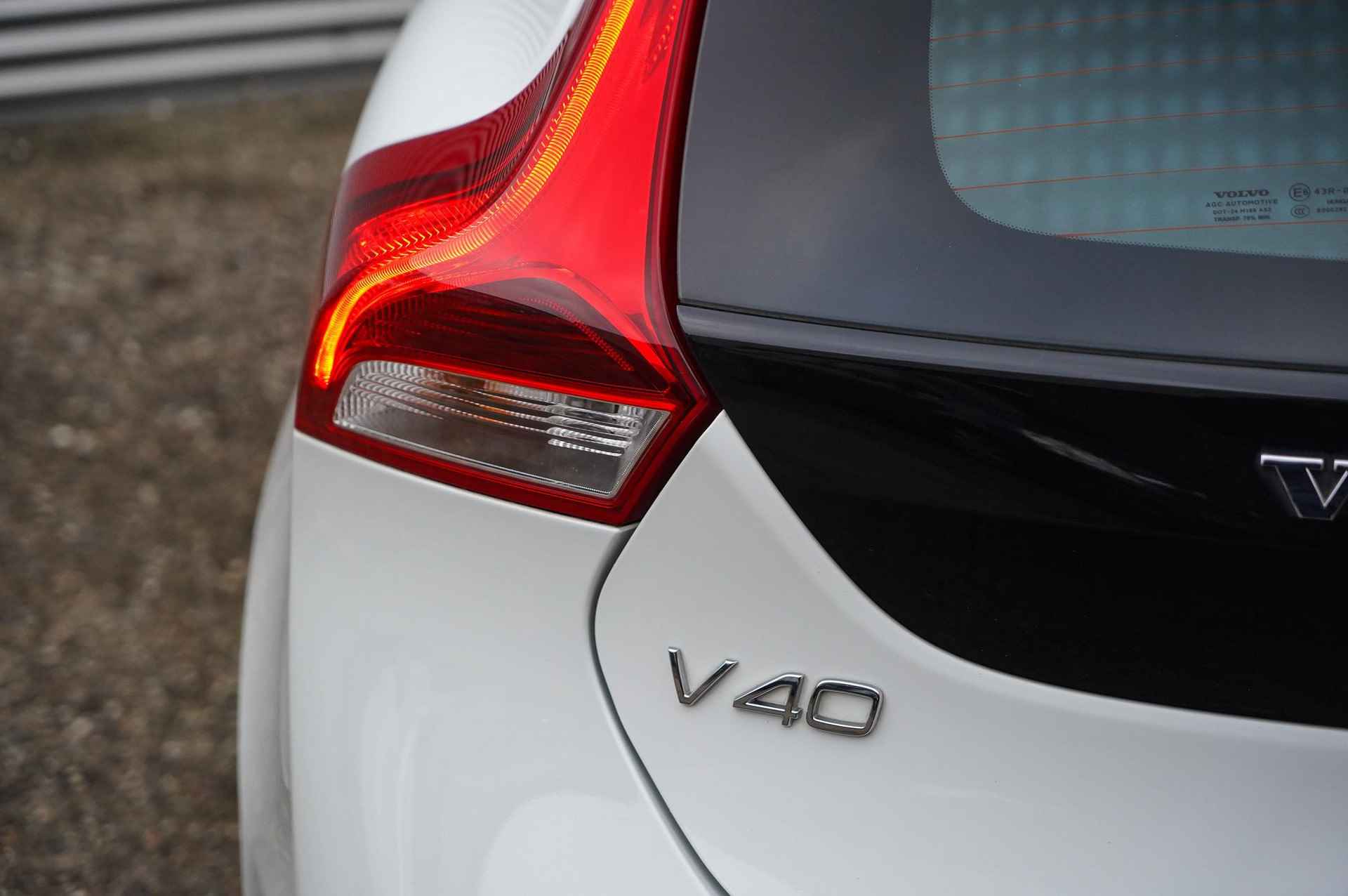 Volvo V40 T2 Polar+ AUT. | Stoelverwarming | PDC | Climate | Led Koplampen | 16 inch | - 8/27