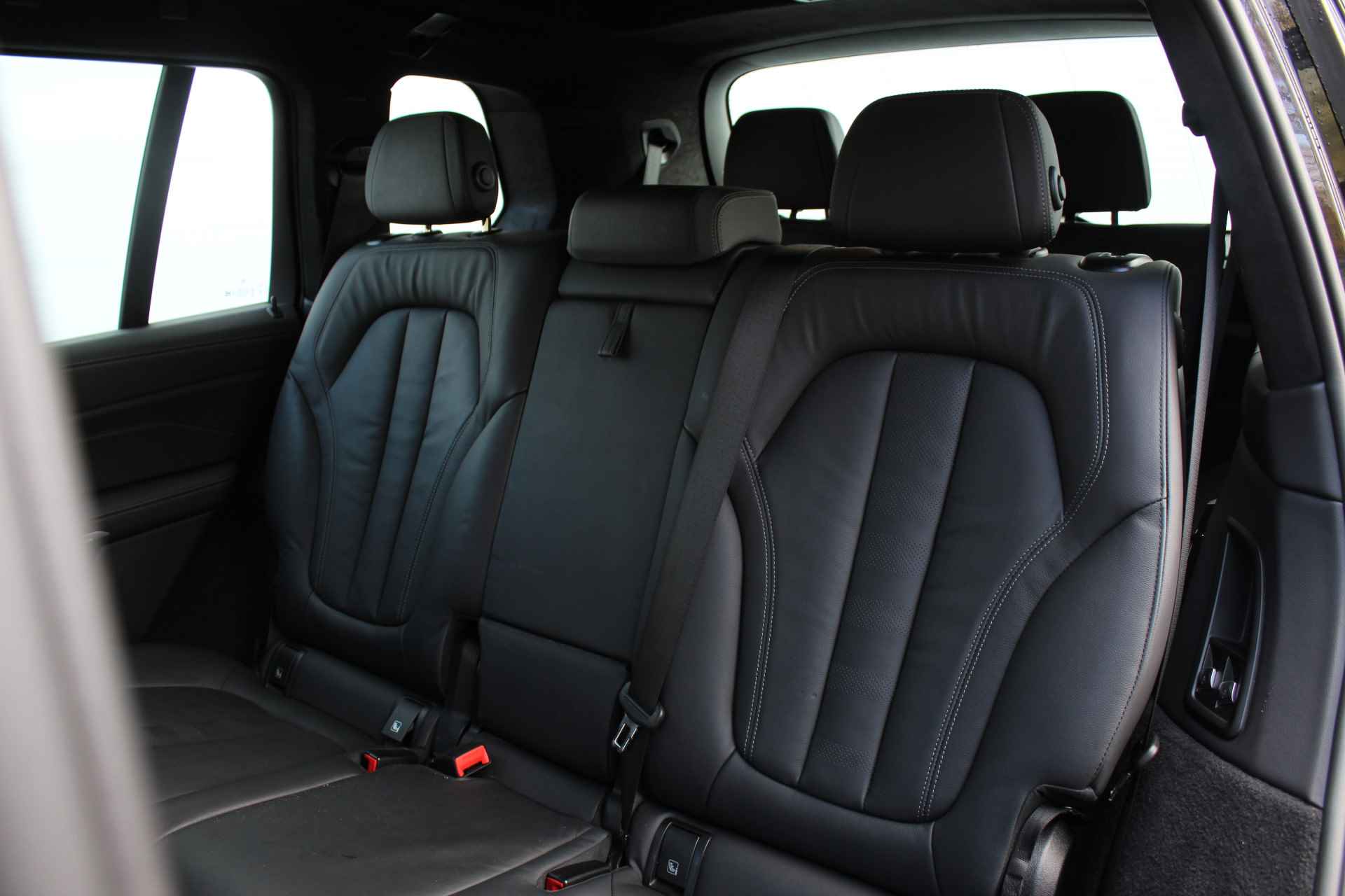 BMW X7 xDrive40i High Executive M Sport Automaat / Panoramadak Sky Lounge / Trekhaak / Laserlight / Head-Up / Parking Assistant Plus / Live Cockpit Professional / Stoelverwarming voor + achter - 16/35