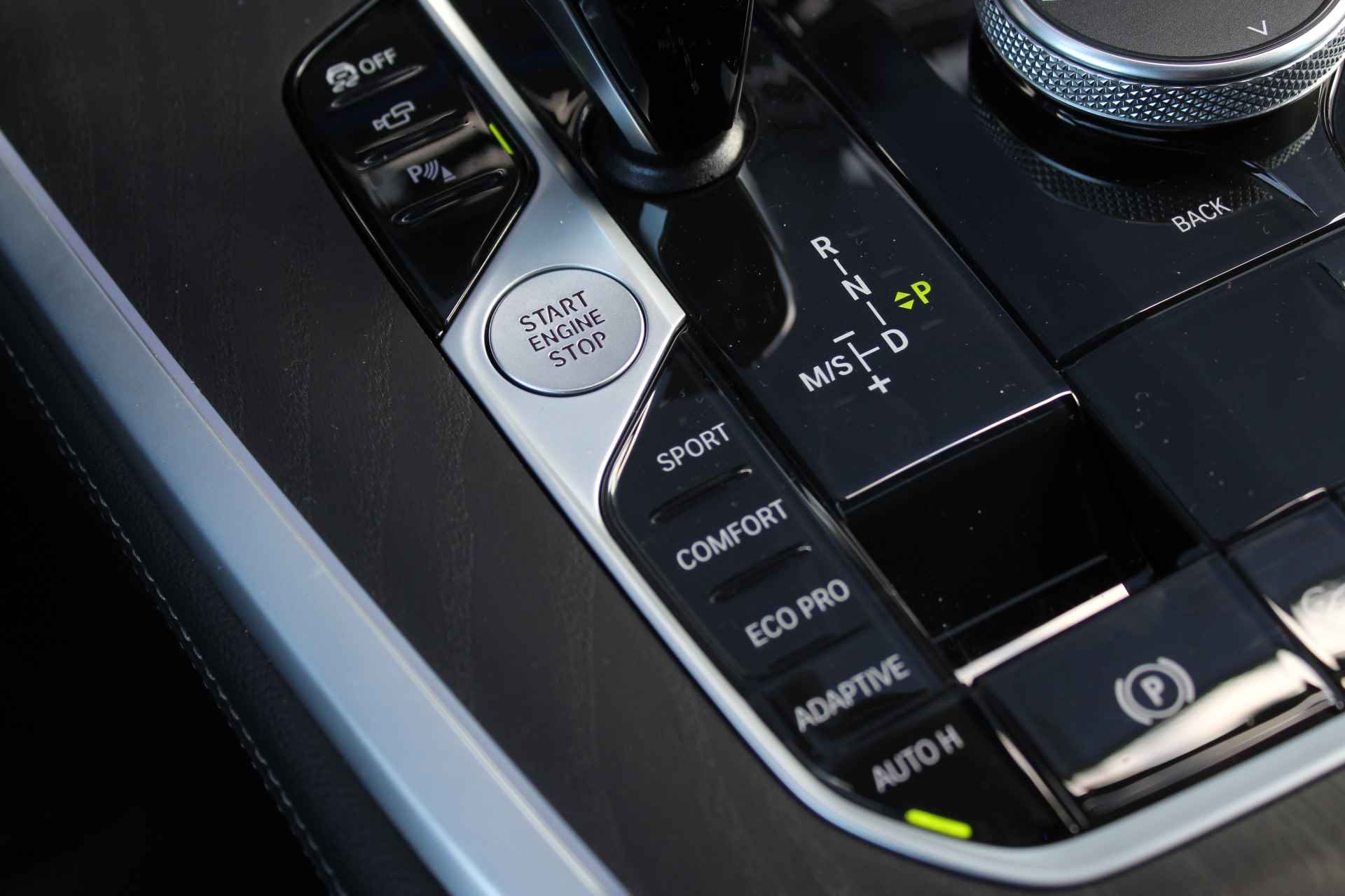 BMW X7 xDrive40i High Executive M Sport Automaat / Panoramadak Sky Lounge / Trekhaak / Laserlight / Head-Up / Parking Assistant Plus / Live Cockpit Professional / Stoelverwarming voor + achter - 18/35