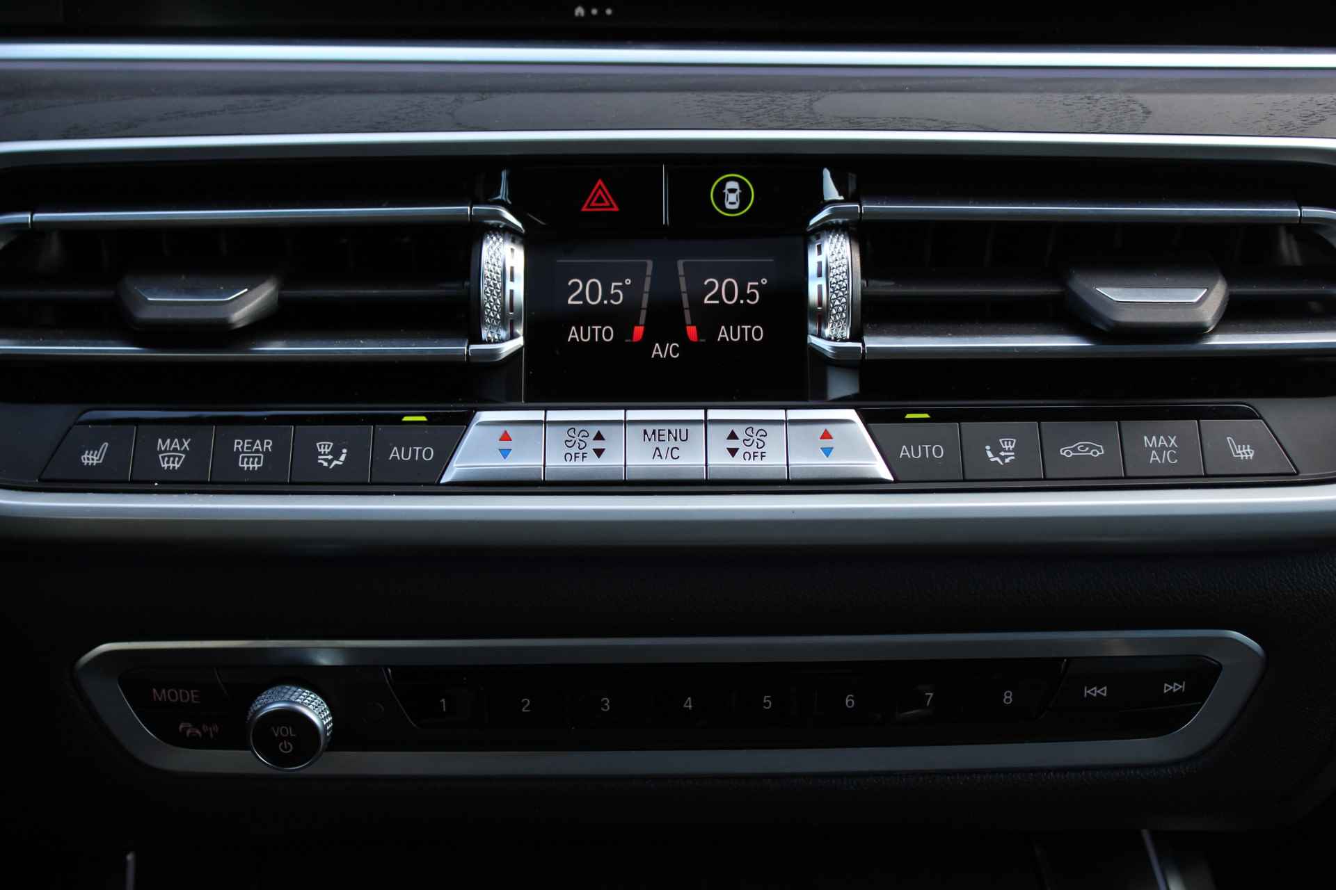 BMW X7 xDrive40i High Executive M Sport Automaat / Panoramadak Sky Lounge / Trekhaak / Laserlight / Head-Up / Parking Assistant Plus / Live Cockpit Professional / Stoelverwarming voor + achter - 22/35
