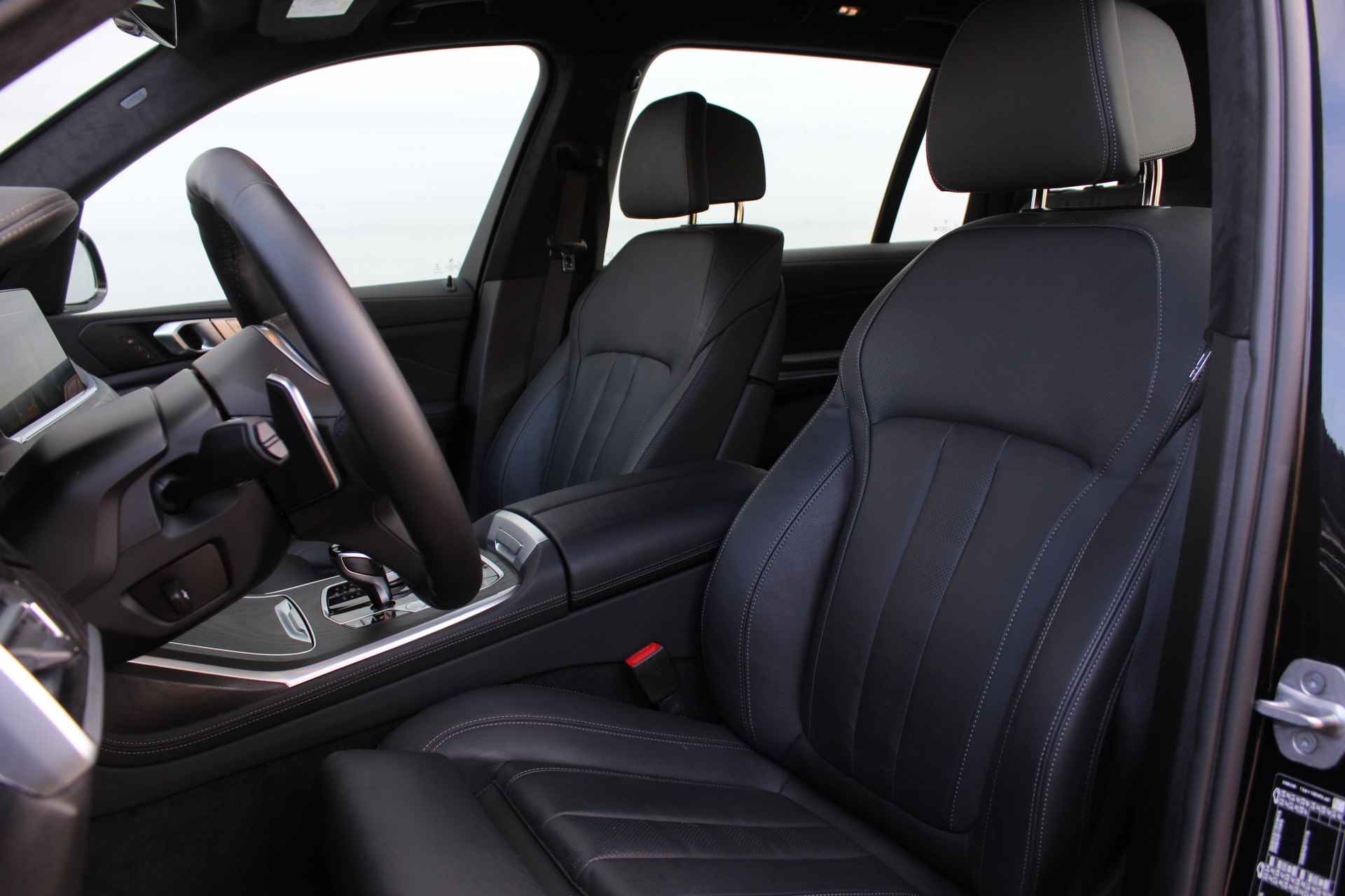BMW X7 xDrive40i High Executive M Sport Automaat / Panoramadak Sky Lounge / Trekhaak / Laserlight / Head-Up / Parking Assistant Plus / Live Cockpit Professional / Stoelverwarming voor + achter - 24/35