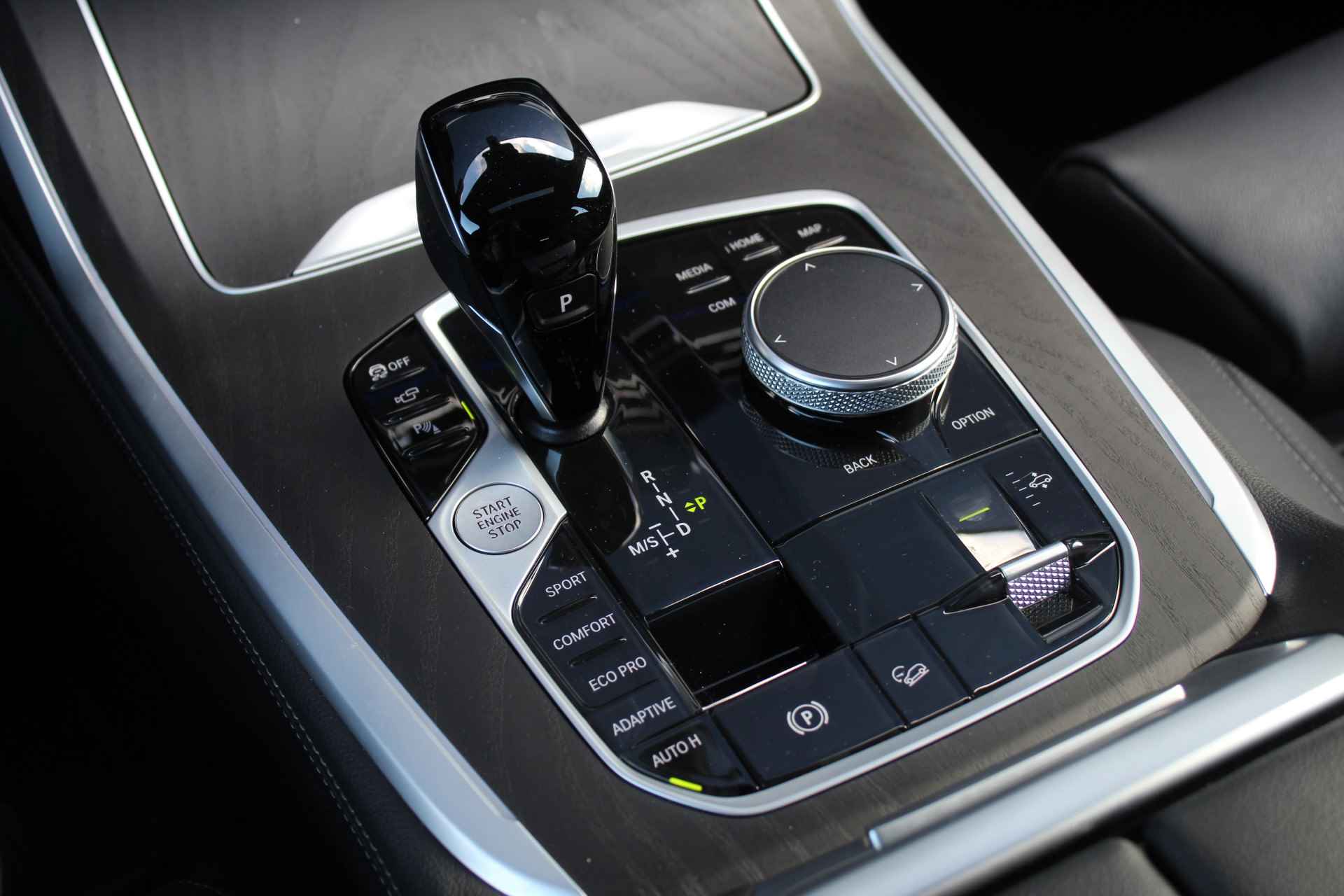 BMW X7 xDrive40i High Executive M Sport Automaat / Panoramadak Sky Lounge / Trekhaak / Laserlight / Head-Up / Parking Assistant Plus / Live Cockpit Professional / Stoelverwarming voor + achter - 29/35