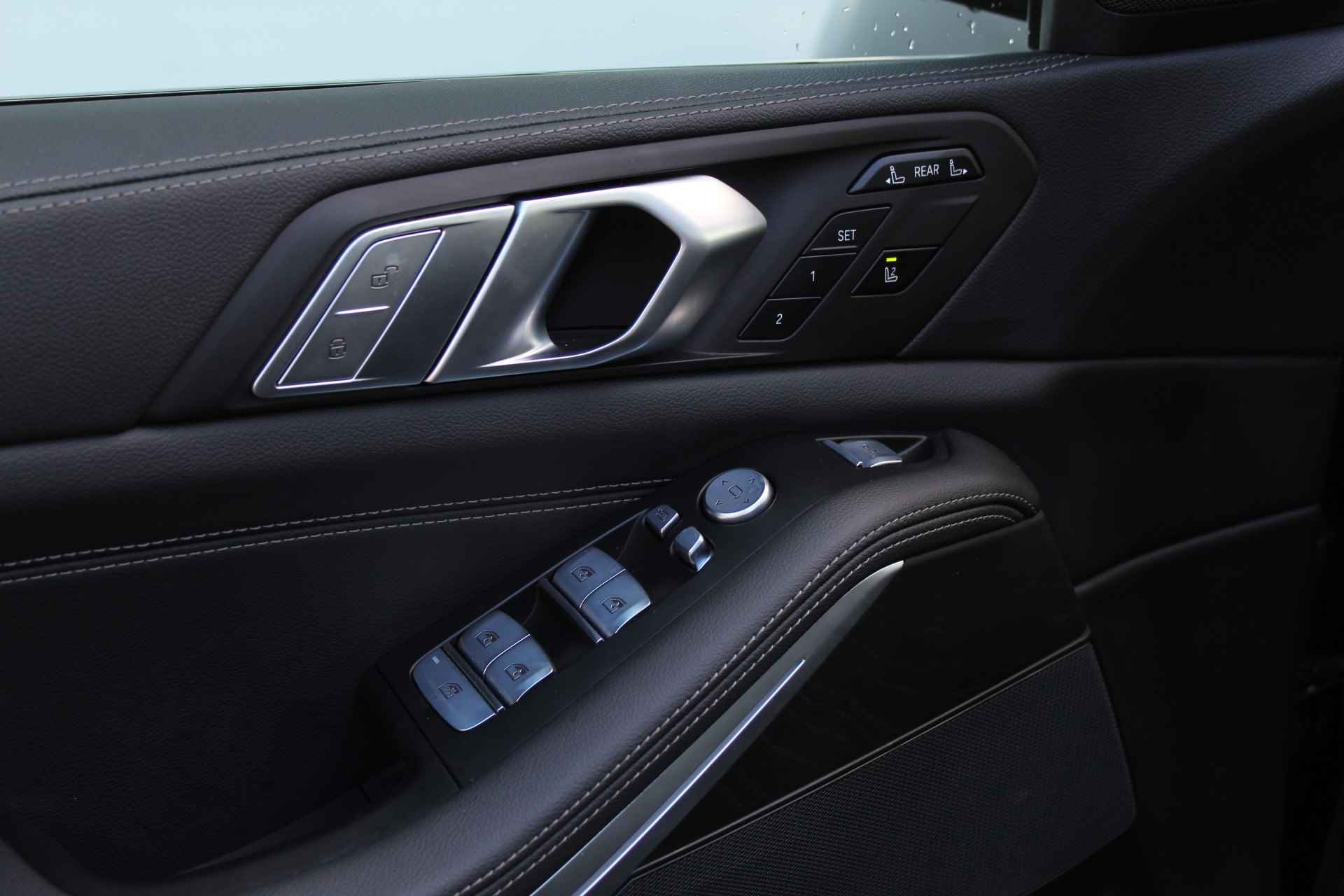 BMW X7 xDrive40i High Executive M Sport Automaat / Panoramadak Sky Lounge / Trekhaak / Laserlight / Head-Up / Parking Assistant Plus / Live Cockpit Professional / Stoelverwarming voor + achter - 31/35