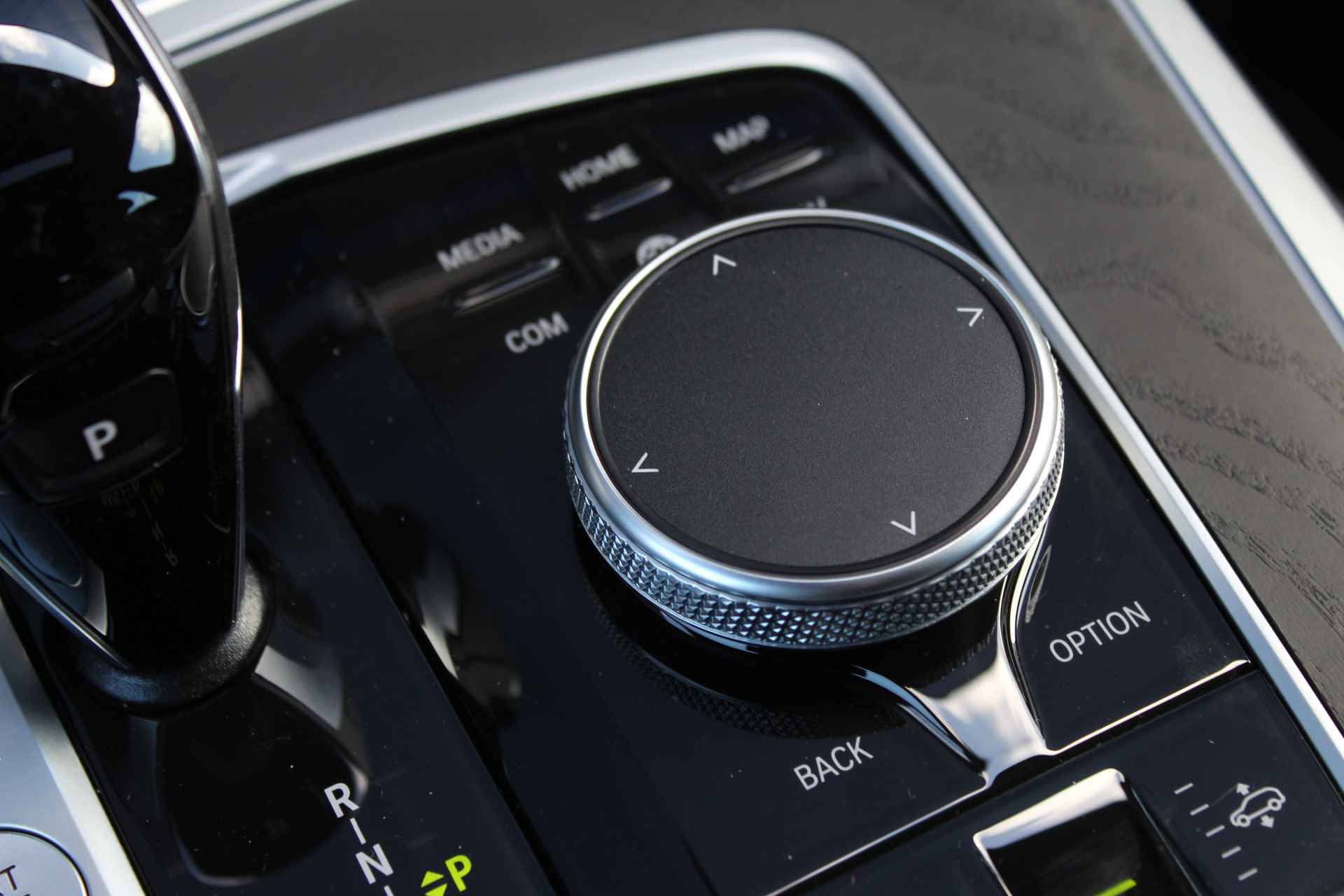 BMW X7 xDrive40i High Executive M Sport Automaat / Panoramadak Sky Lounge / Trekhaak / Laserlight / Head-Up / Parking Assistant Plus / Live Cockpit Professional / Stoelverwarming voor + achter - 34/35