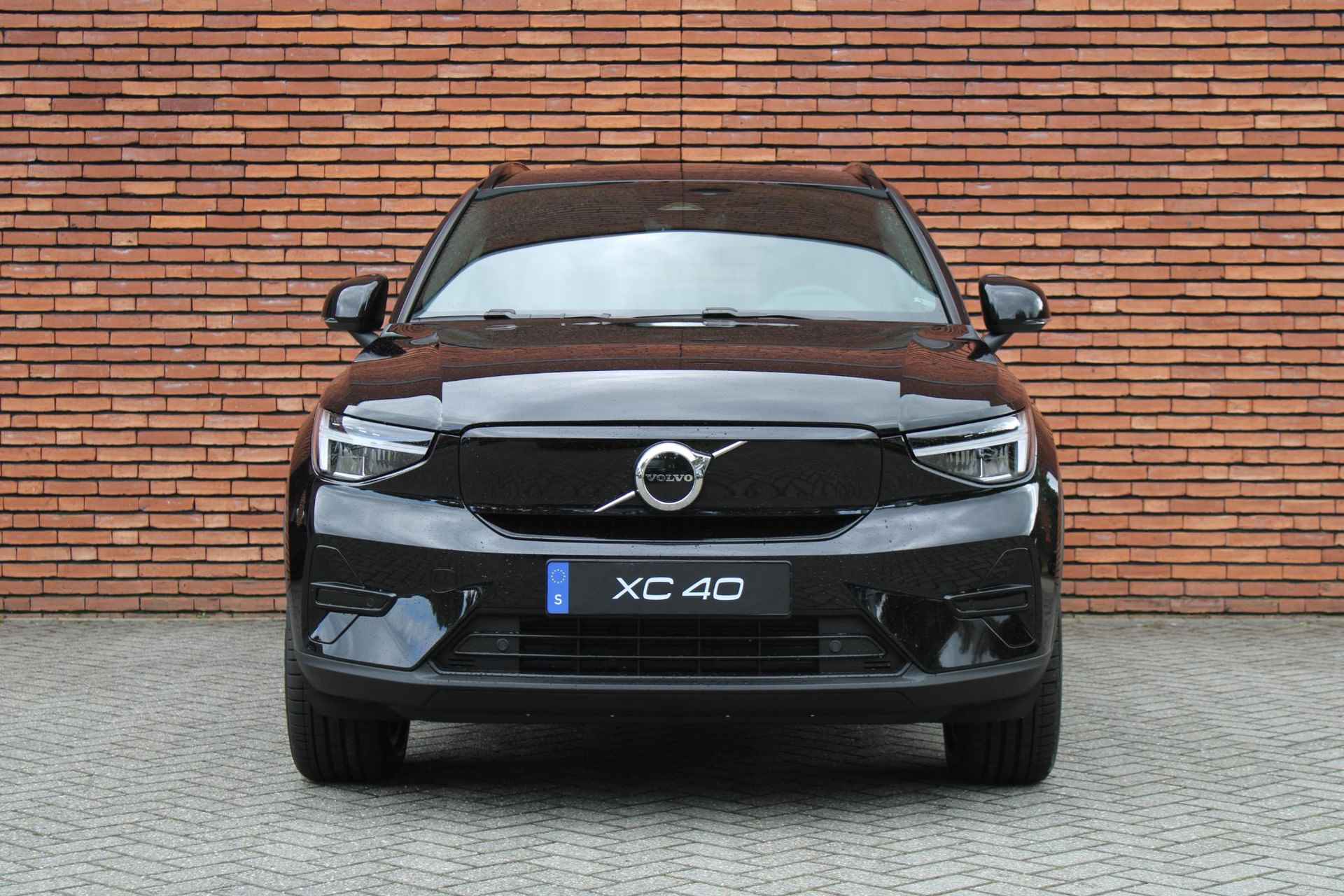 Volvo EX40 Single Motor Extended Range Plus 82 kWh Adaptieve Cruise Control, Pilot Assist, Verwarmbare voorstoelen, Stuurwielverwarming, Apple Car Play, Keyless Entry, Elektrisch bedienbare Achterklep, Parkeersensoren voor en achter, Parkeercamera, - 14/19