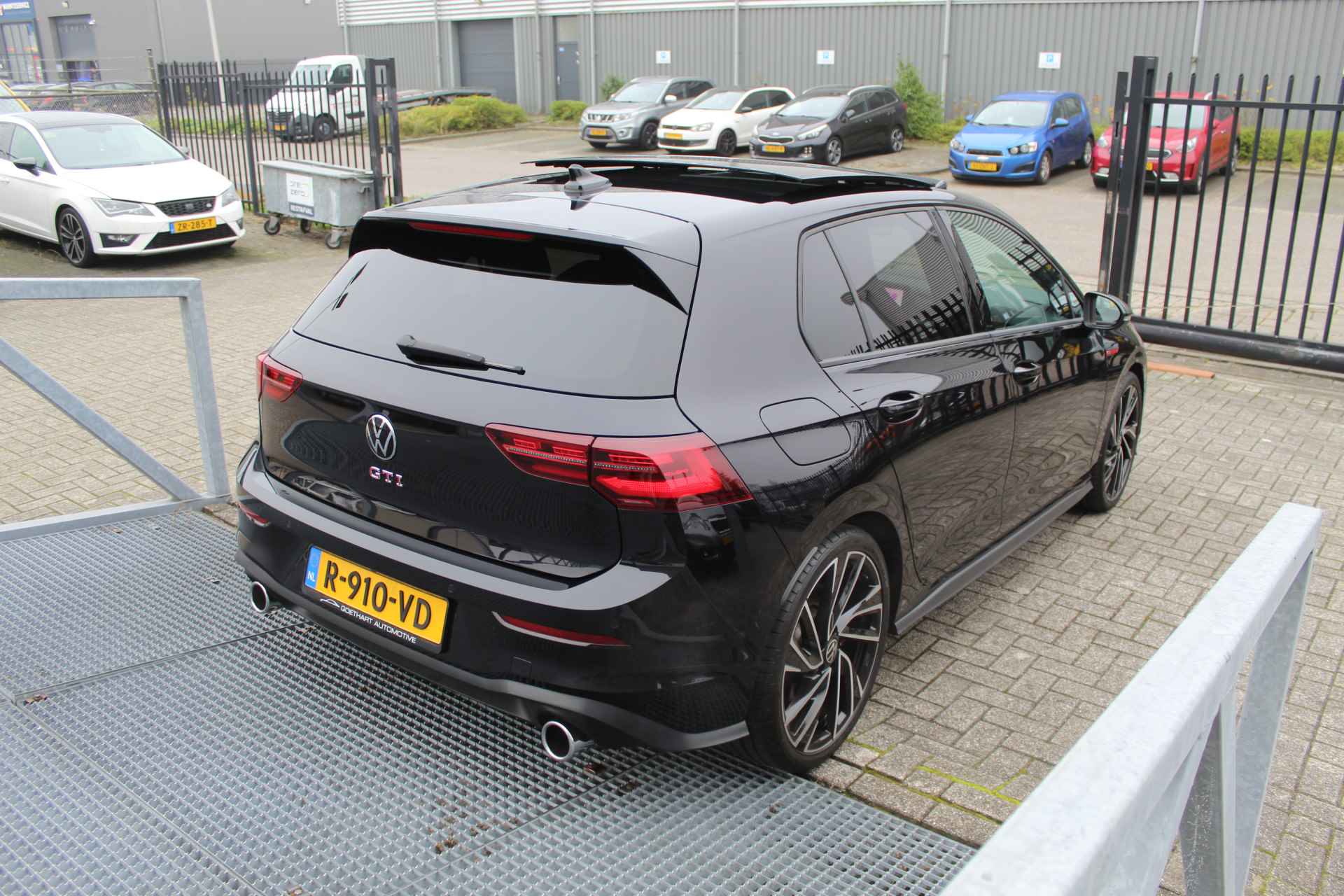 Volkswagen Golf 2.0 TSI GTI Panoramadak/Achteruitrijcamera/Headup/Sfeerverlichting/Harman Kardon/Adaptive cruise control/Stoelverwarming/Stuurve - 11/28