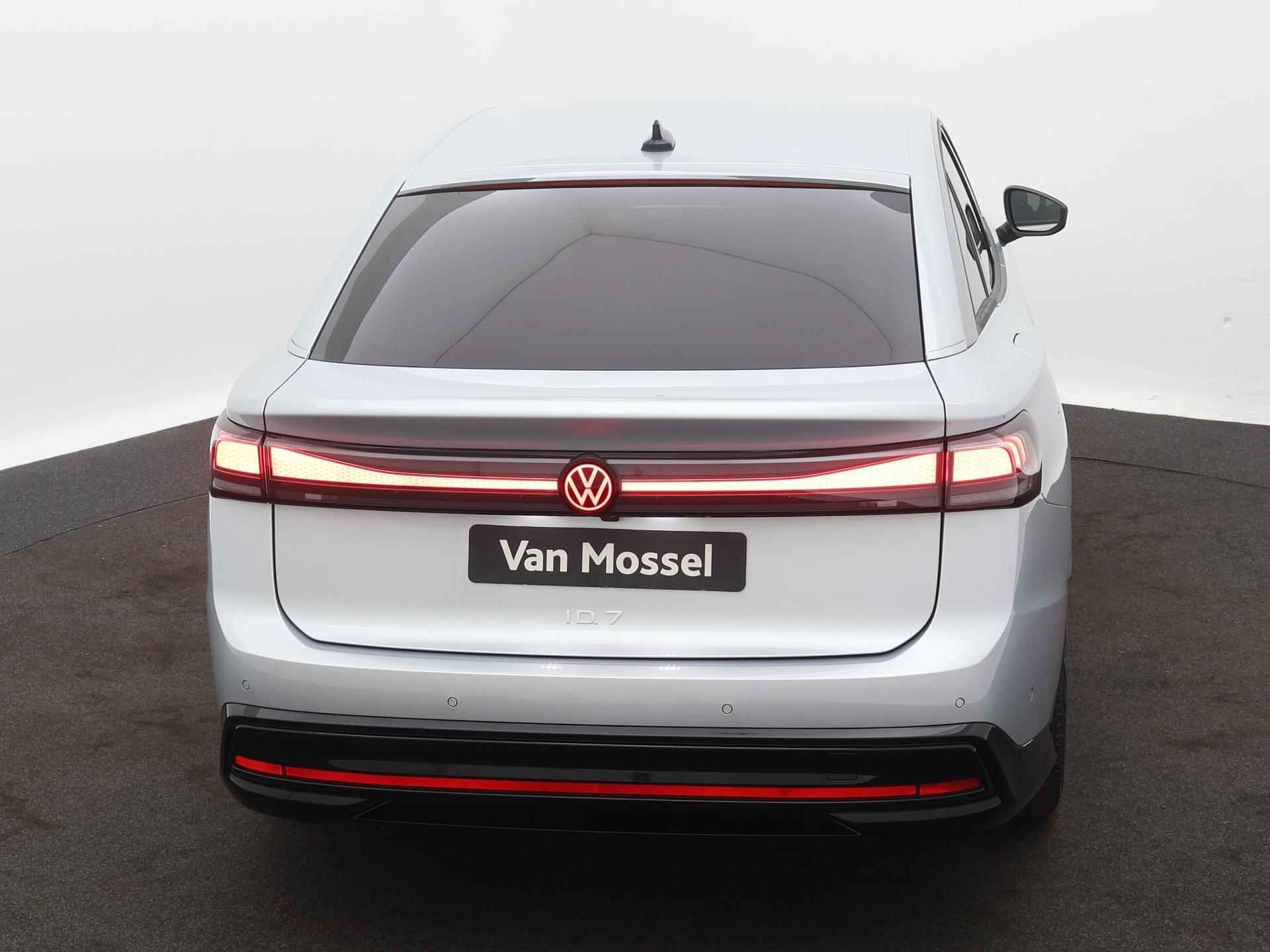 Volkswagen ID.7 Pro Business 77 kWh 286PK | Automaat | Navigatie | 19'' Lichtmetaal | Ergo-Active voorstoelen | 360 graden camera | Apple Carplay/Android Auto | Head-Up display | Side Assist | Sfeerverlichting interieur | - 4/23