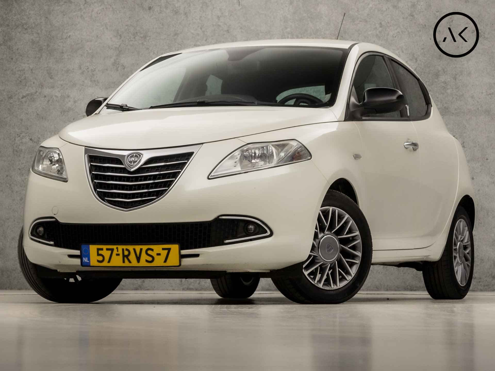 Lancia Ypsilon 0.9 TwinAir Silver (NAP, AIRCO, GETINT GLAS, ALCANTARA, CRUISE, SPORTSTOELEN, PARKEERSENSOREN, LM VELGEN, NIEUWSTAAT) - 1/31