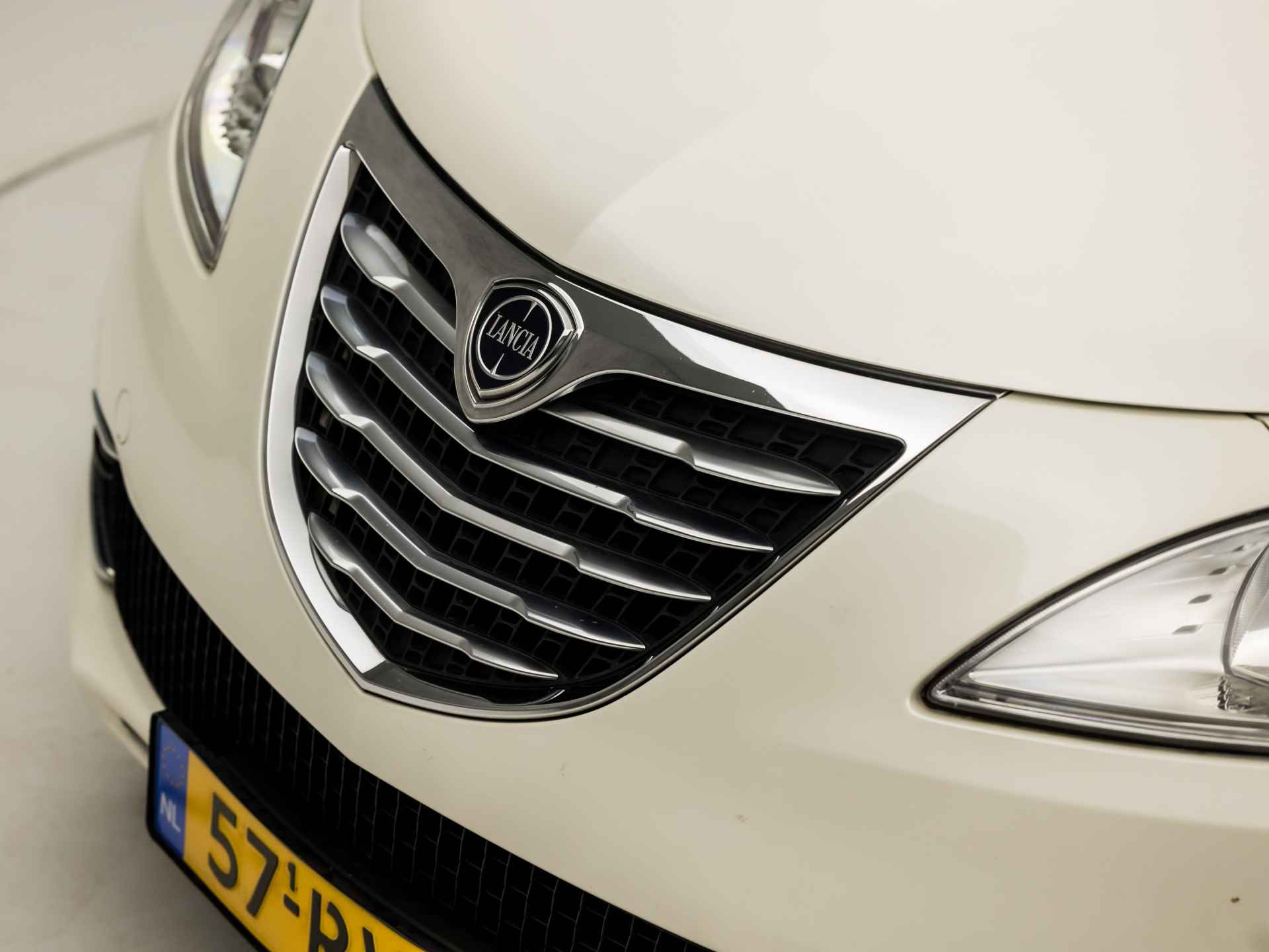 Lancia Ypsilon 0.9 TwinAir Silver (NAP, AIRCO, GETINT GLAS, ALCANTARA, CRUISE, SPORTSTOELEN, PARKEERSENSOREN, LM VELGEN, NIEUWSTAAT) - 26/31