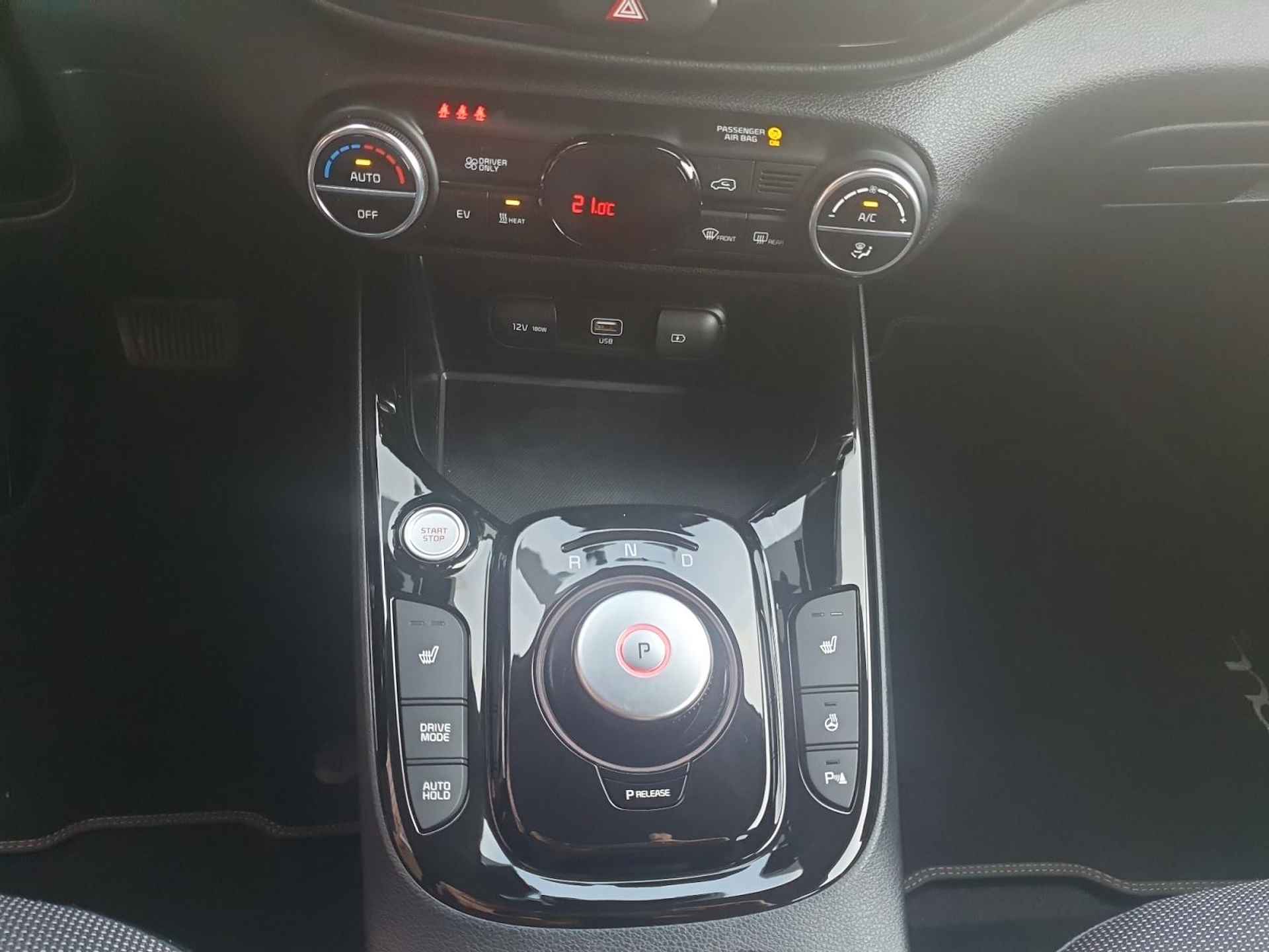 Kia e-Soul DynamicPlusLine 64 kWh | Stoel en stuurverwarming | Navigatie | Camera | Apple Carplay / Android Auto | Bluetooth | - 27/34