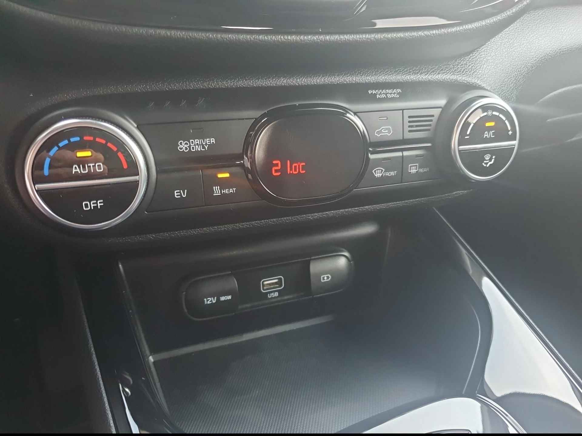 Kia e-Soul DynamicPlusLine 64 kWh | Stoel en stuurverwarming | Navigatie | Camera | Apple Carplay / Android Auto | Bluetooth | - 32/34