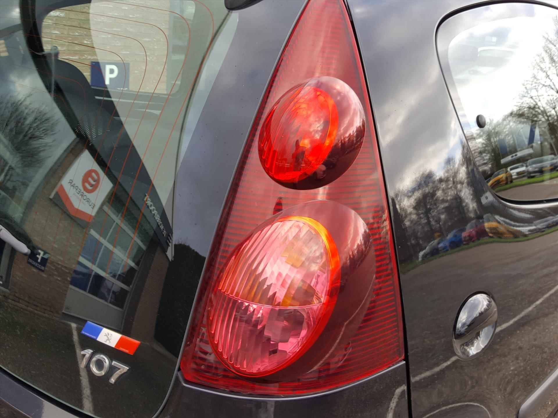 PEUGEOT 107 1.0 68PK 5D Active AIRCO | LED-dagrijverlichting | Elektrische ramen | Centrale vergrendeling | Radio CD-speler | DEALER ONDERHOUDEN! - 22/36