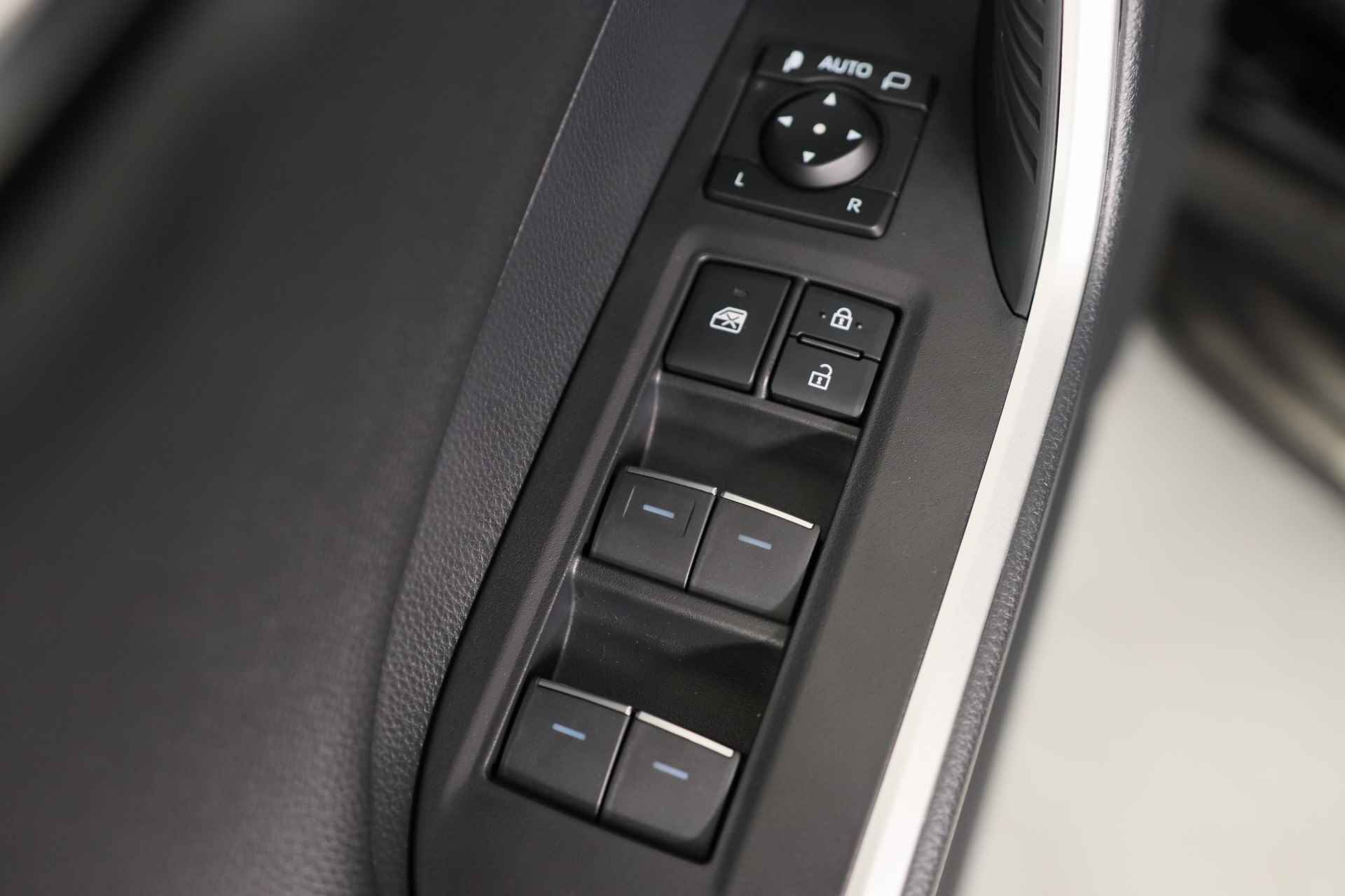 Toyota RAV4 2.5 Hybrid AWD ADVENTURE | Leder | Camera | Climate Control | Stoel-/stuurverwarming | Elektr verstelbare stoel | Elektr achterk - 17/39