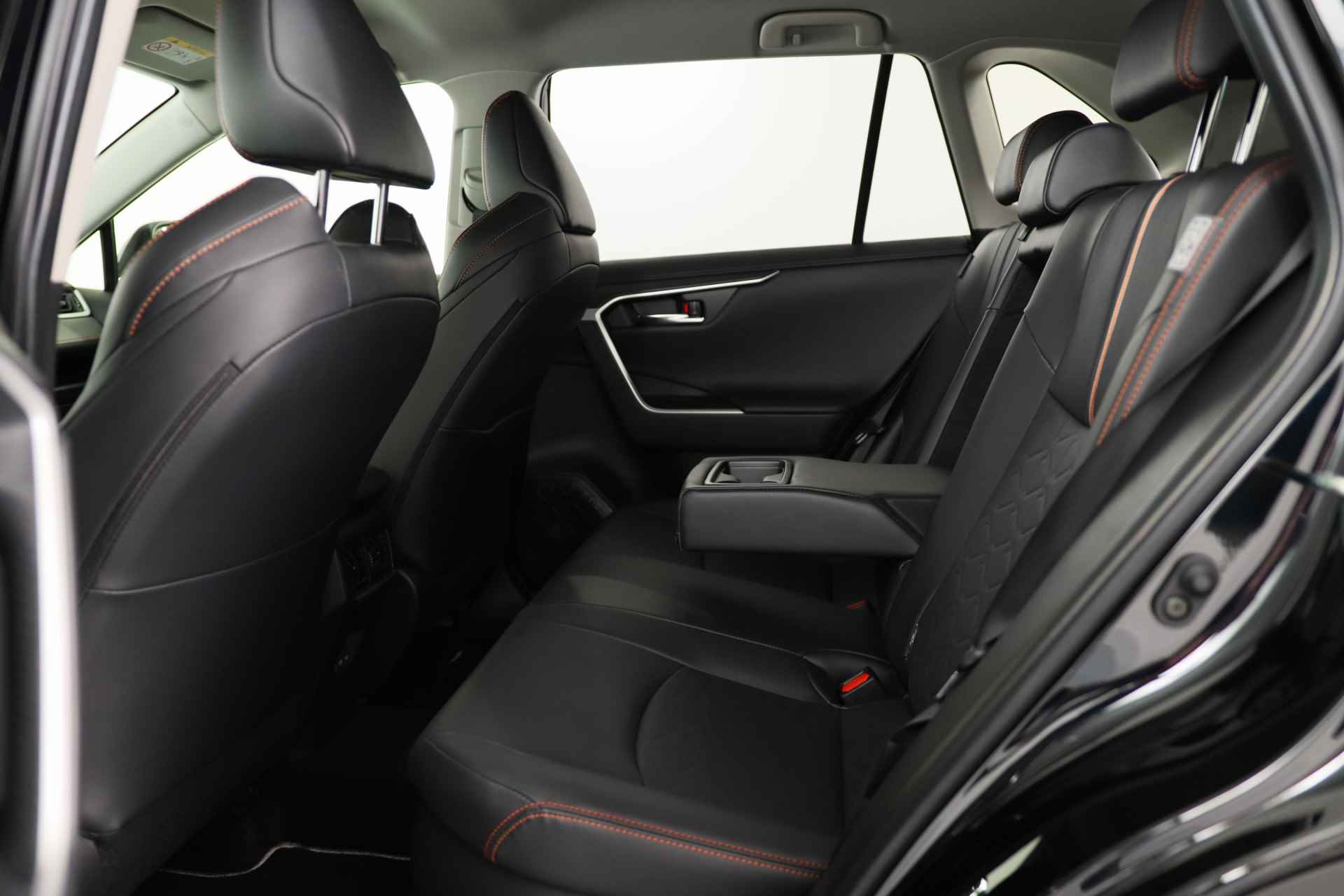 Toyota RAV4 2.5 Hybrid AWD ADVENTURE | Leder | Camera | Climate Control | Stoel-/stuurverwarming | Elektr verstelbare stoel | Elektr achterk - 32/39