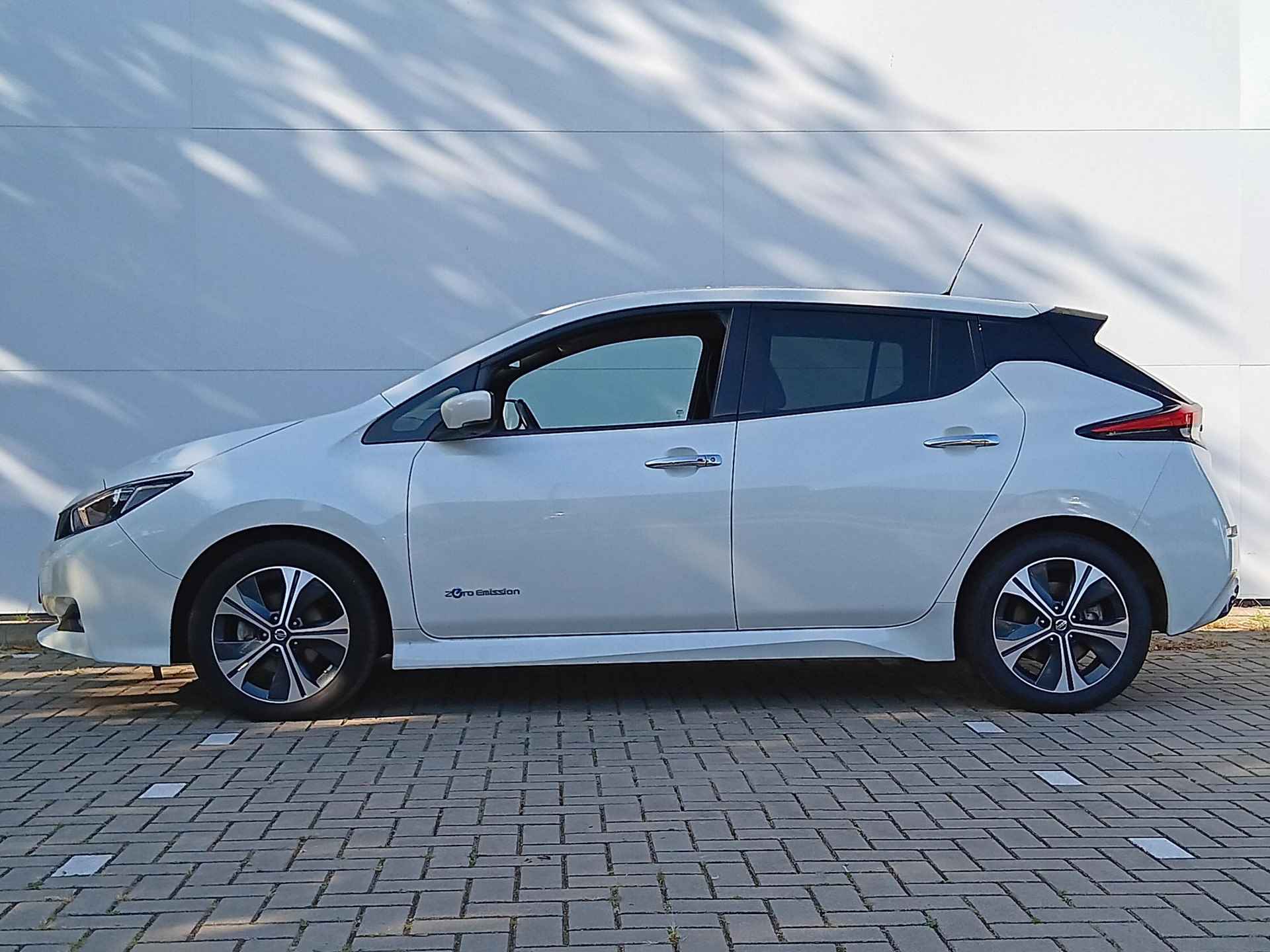 Nissan LEAF 40 kWh N-Connecta Navigatie / Climate Control / Stuurwielverwarming / Achterbankverwarming / Lichtmetalen Velgen / LED / Privacy Glass / LED - 25/27