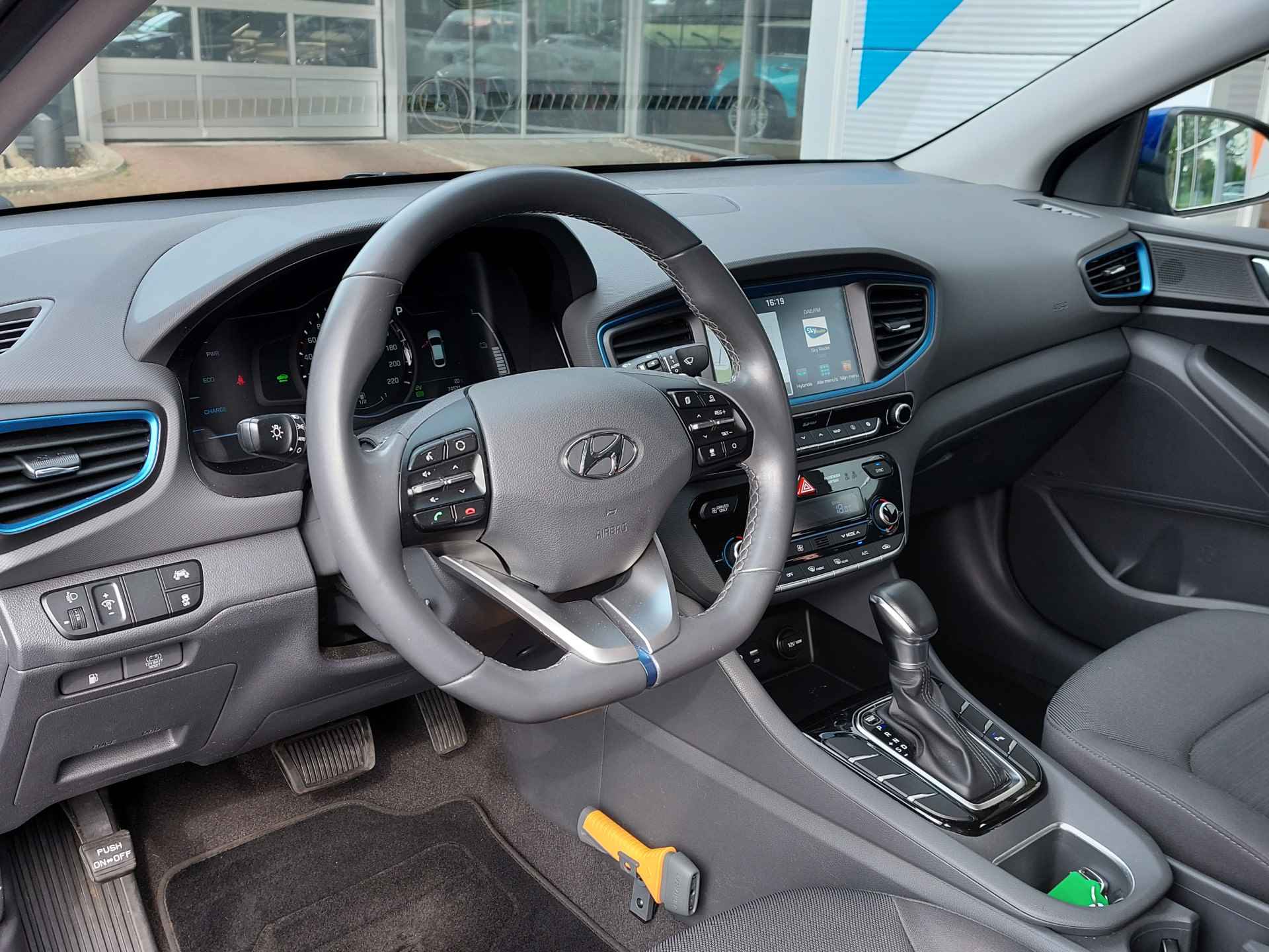 Hyundai IONIQ 1.6 GDi 105pk Hybrid Comfort 5-Deurs | Navi + Apple Carplay + Android Auto | Clima | Adap. Cruise | Bi-Xenon | Keyless Entry | Pdc V+A+Camera | Rijstrook+Licht+Regensensor | 15''lm - 8/52