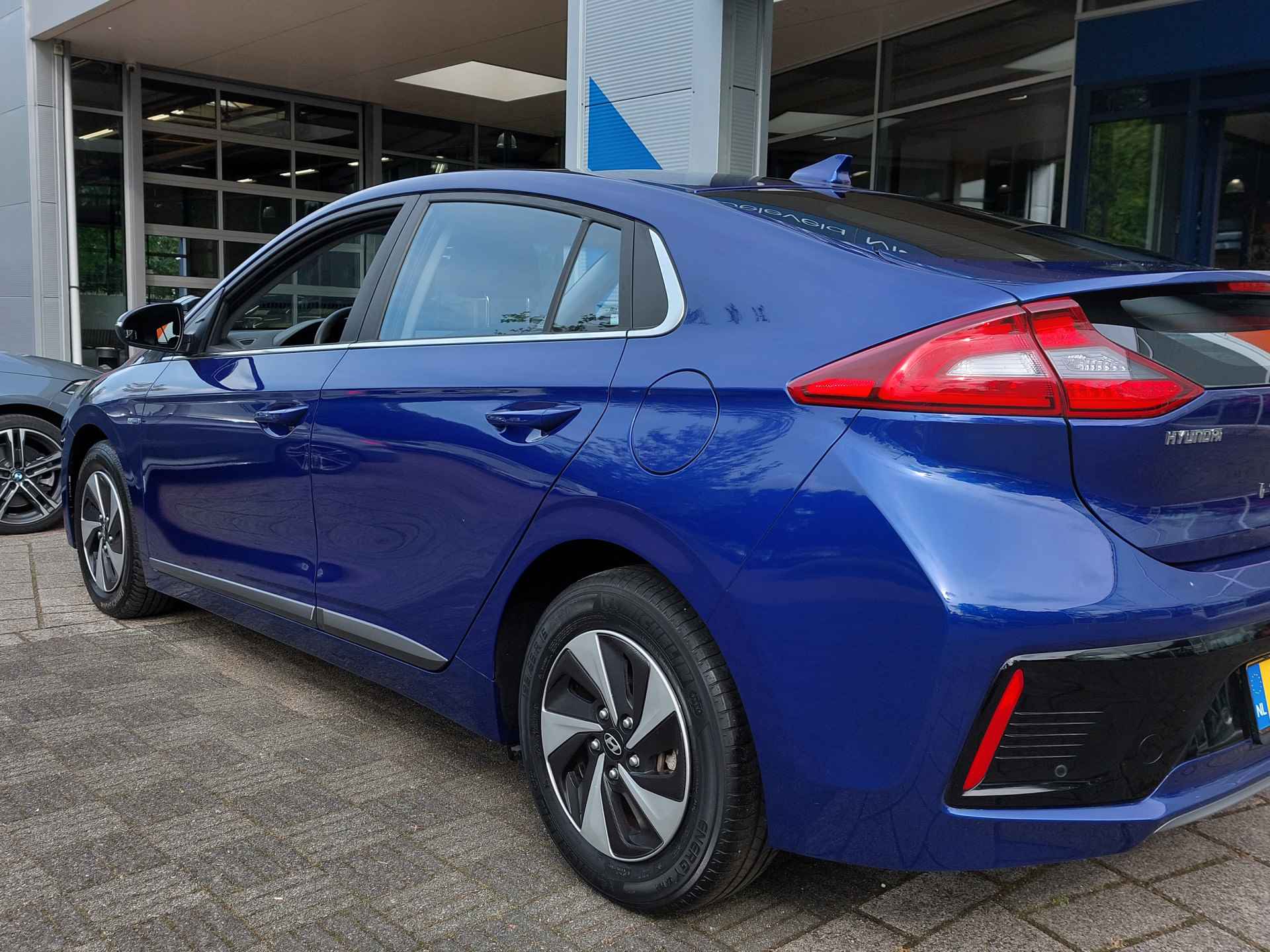 Hyundai IONIQ 1.6 GDi 105pk Hybrid Comfort 5-Deurs | Navi + Apple Carplay + Android Auto | Clima | Adap. Cruise | Bi-Xenon | Keyless Entry | Pdc V+A+Camera | Rijstrook+Licht+Regensensor | 15''lm - 43/52