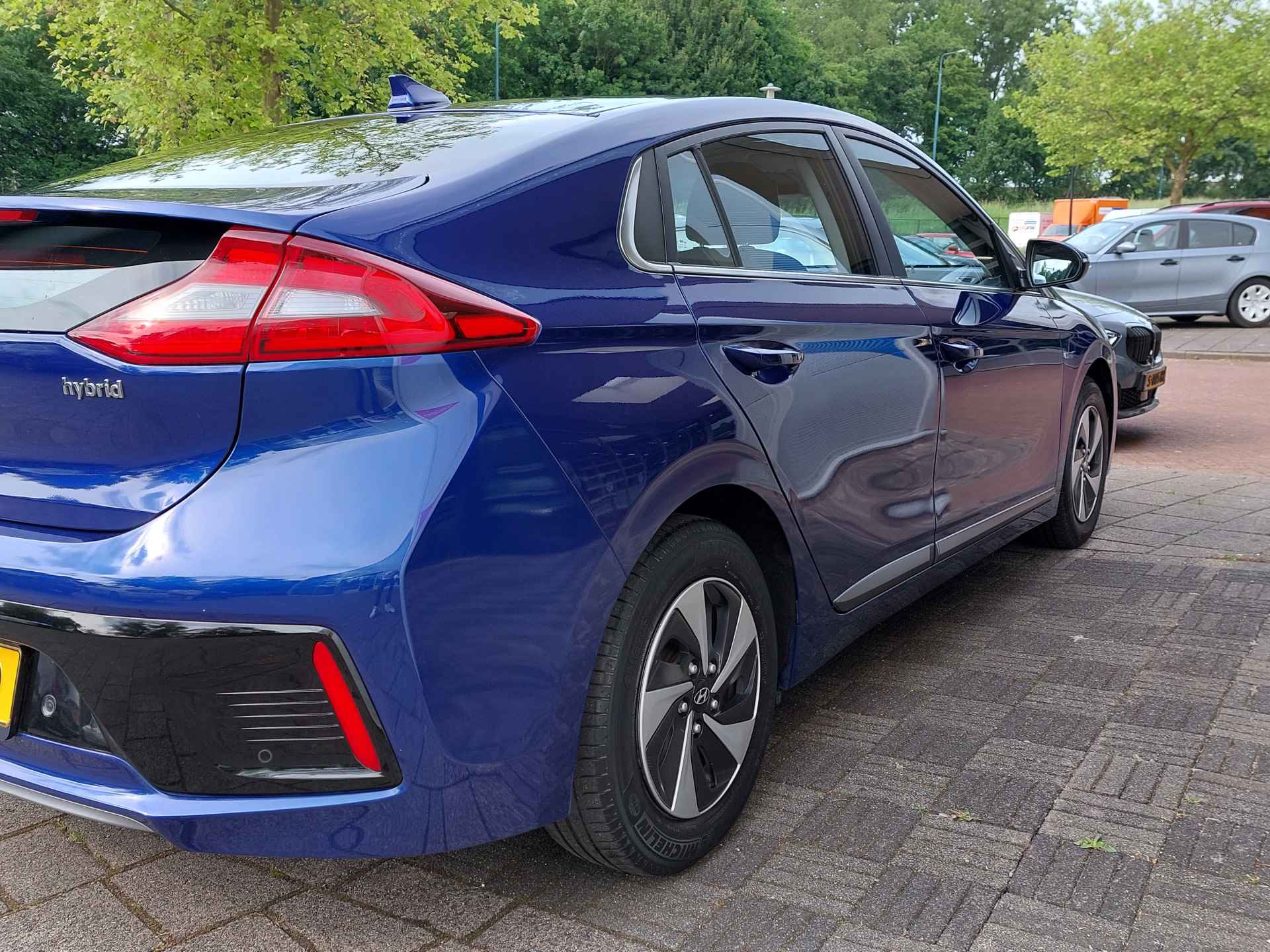 Hyundai IONIQ 1.6 GDi 105pk Hybrid Comfort 5-Deurs | Navi + Apple Carplay + Android Auto | Clima | Adap. Cruise | Bi-Xenon | Keyless Entry | Pdc V+A+Camera | Rijstrook+Licht+Regensensor | 15''lm - 46/52