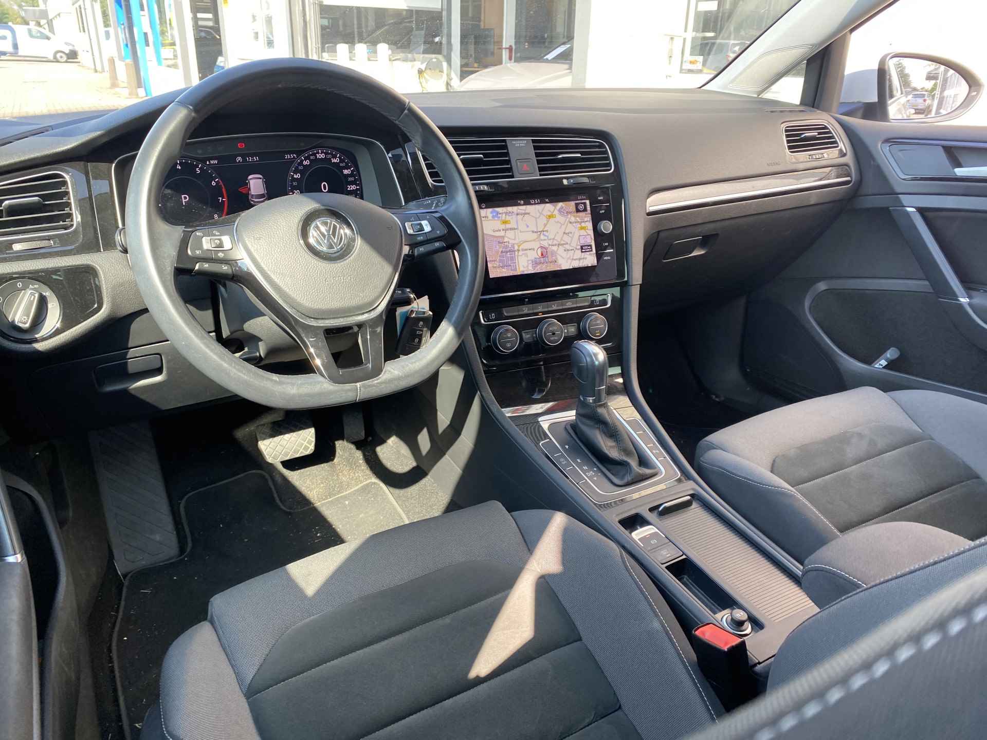 Volkswagen Golf 1.0 TSI Highline / AUTOMAAT/ CAMERA/ PARK. SENSOREN/ DIGITAL DASHBOARD/ ADAPT. CRUISE/ APP CONNECT/ NAVI/ CLIMA/ DAB/ - 6/21