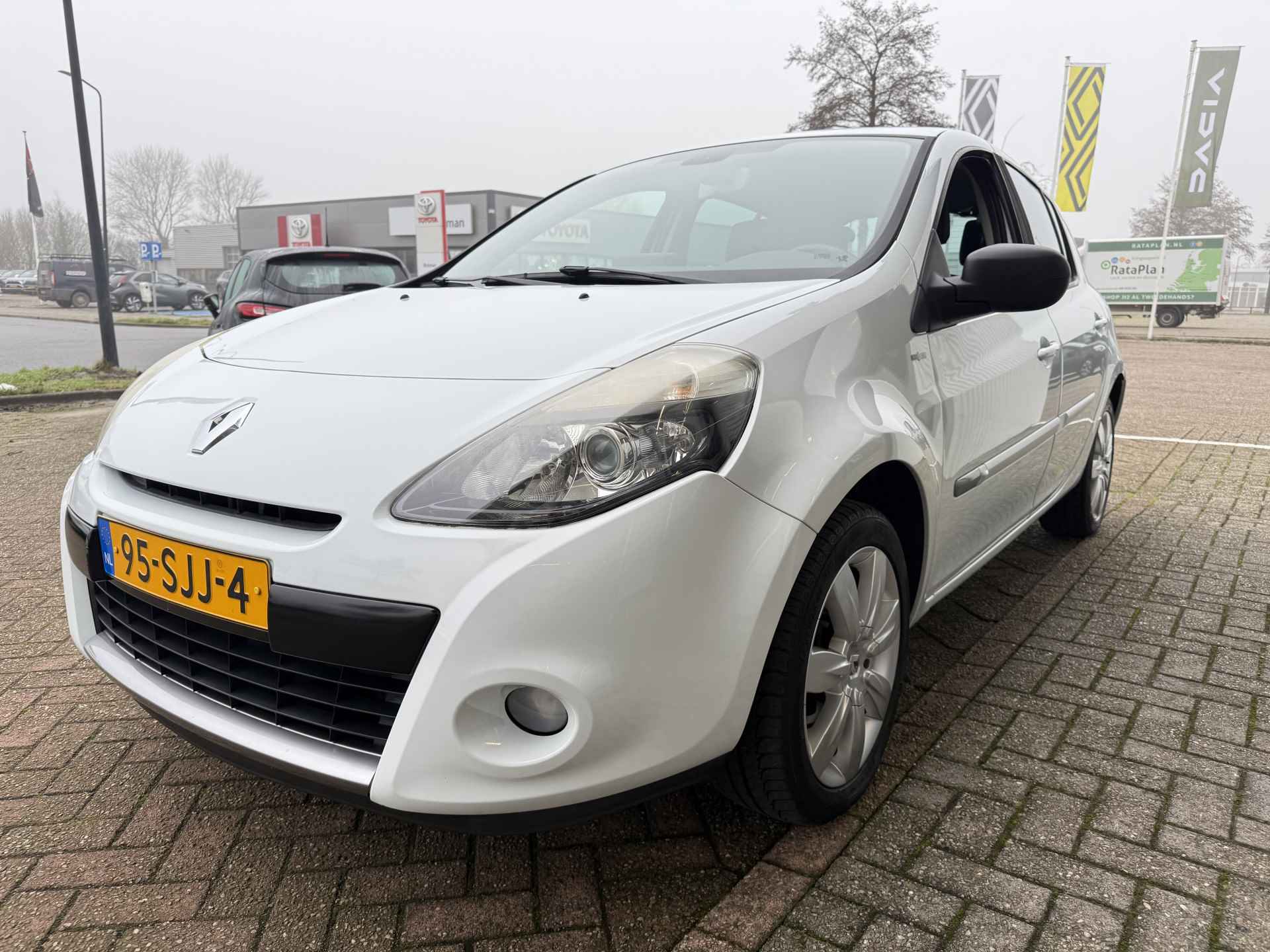 Renault Clio 1.6 16v Automaat 110 Night & Day | weinig km's! | navigatie | parkeersensor | cruise control | tijdelijk gratis Top Afleverpakket twv Eur 695 - 4/30