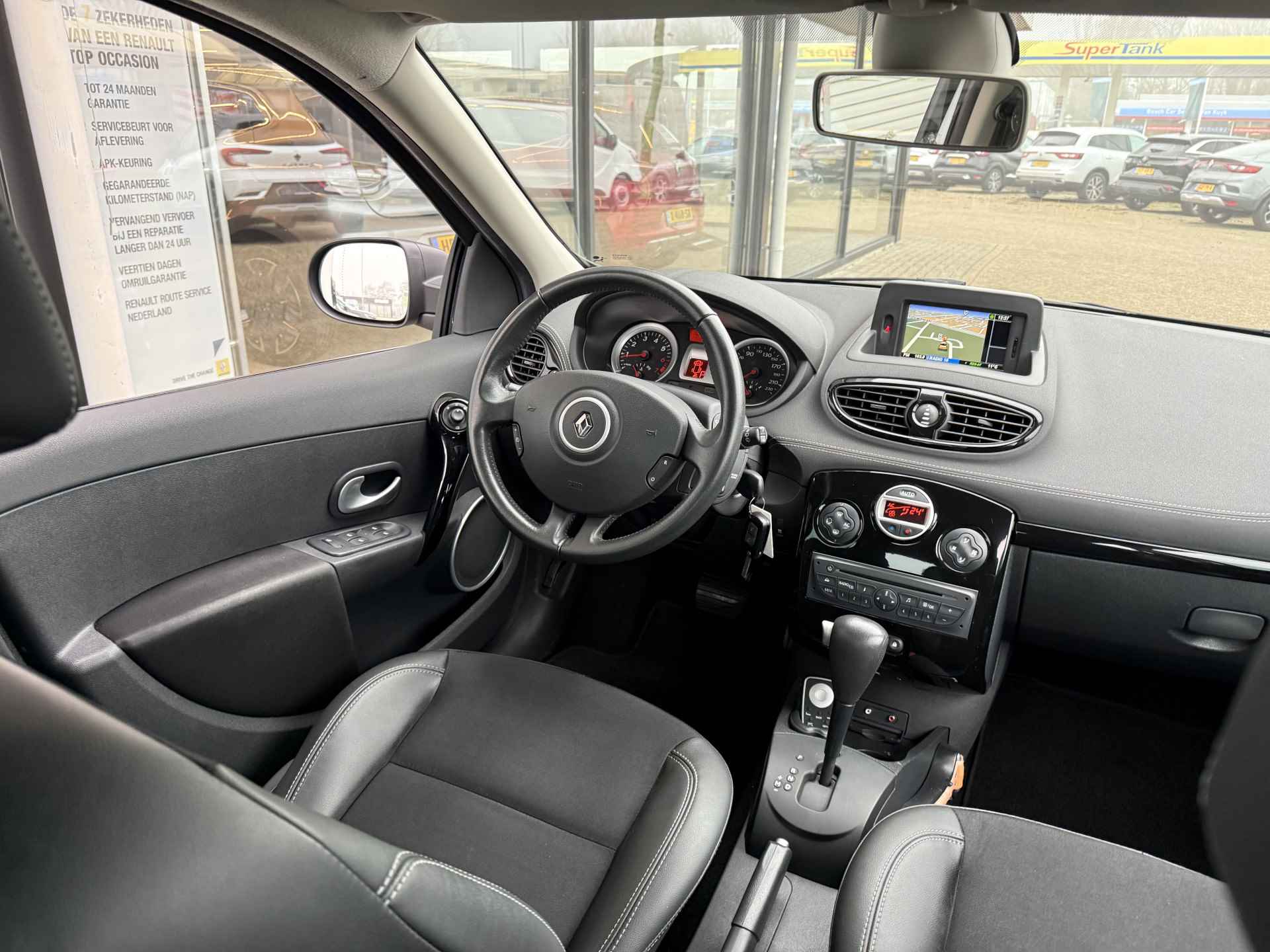 Renault Clio 1.6 16v Automaat 110 Night & Day | weinig km's! | navigatie | parkeersensor | cruise control | tijdelijk gratis Top Afleverpakket twv Eur 695 - 11/30