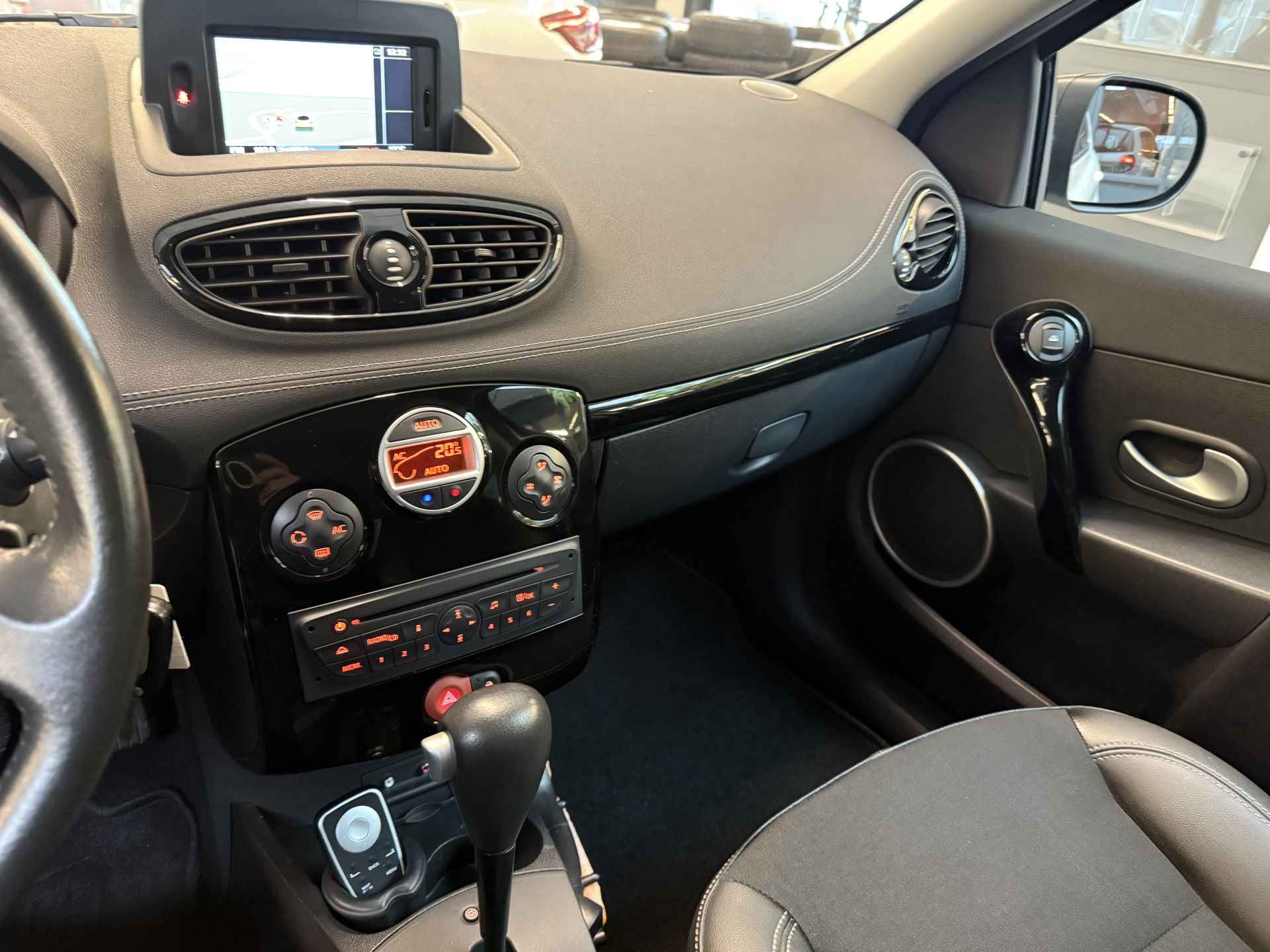 Renault Clio 1.6 16v Automaat 110 Night & Day | weinig km's! | navigatie | parkeersensor | cruise control | tijdelijk gratis Top Afleverpakket twv Eur 695 - 21/30