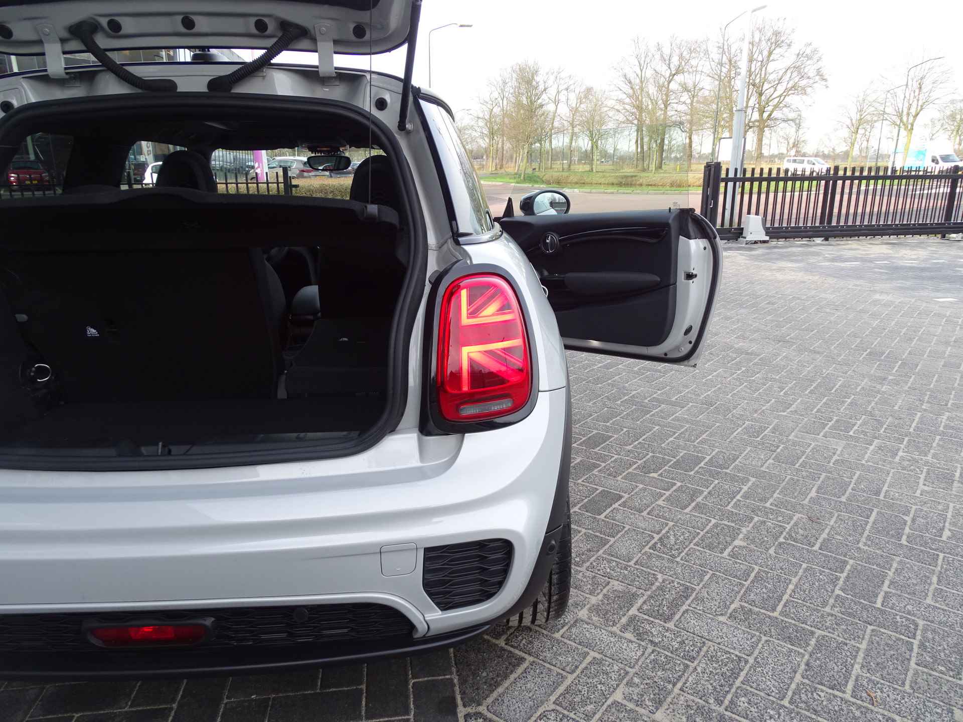 MINI Mini 1.5 Cooper Dalston Edit. Pano.Dak John Cooper Works pakket Apple Carplay LED 17” LM Track Spoke zwart - 11/43