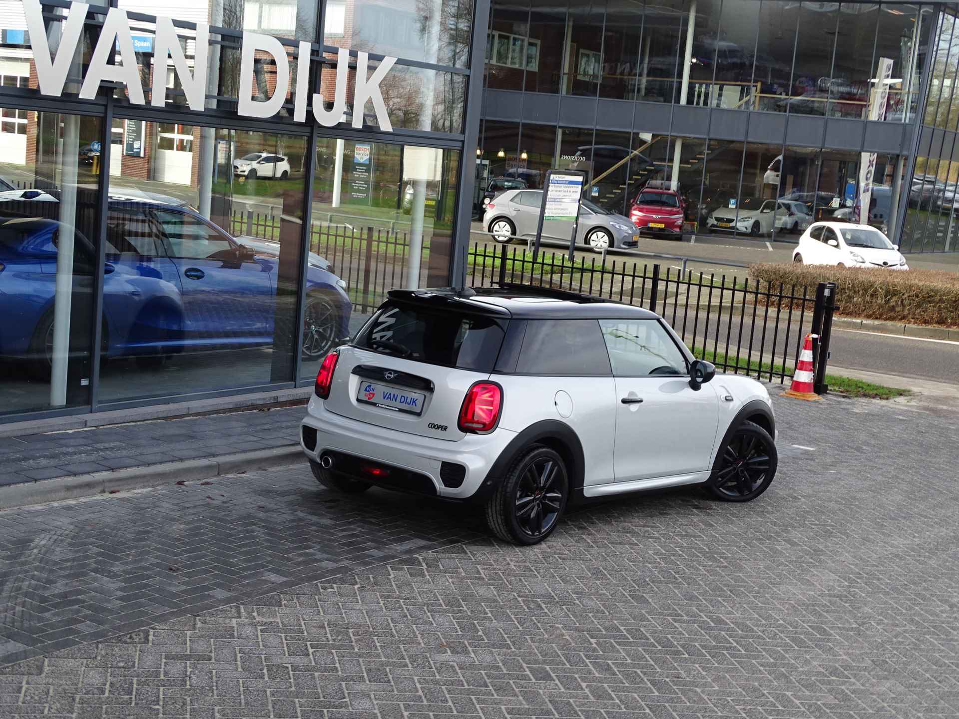 MINI Mini 1.5 Cooper Dalston Edit. Pano.Dak John Cooper Works pakket Apple Carplay LED 17” LM Track Spoke zwart - 42/43