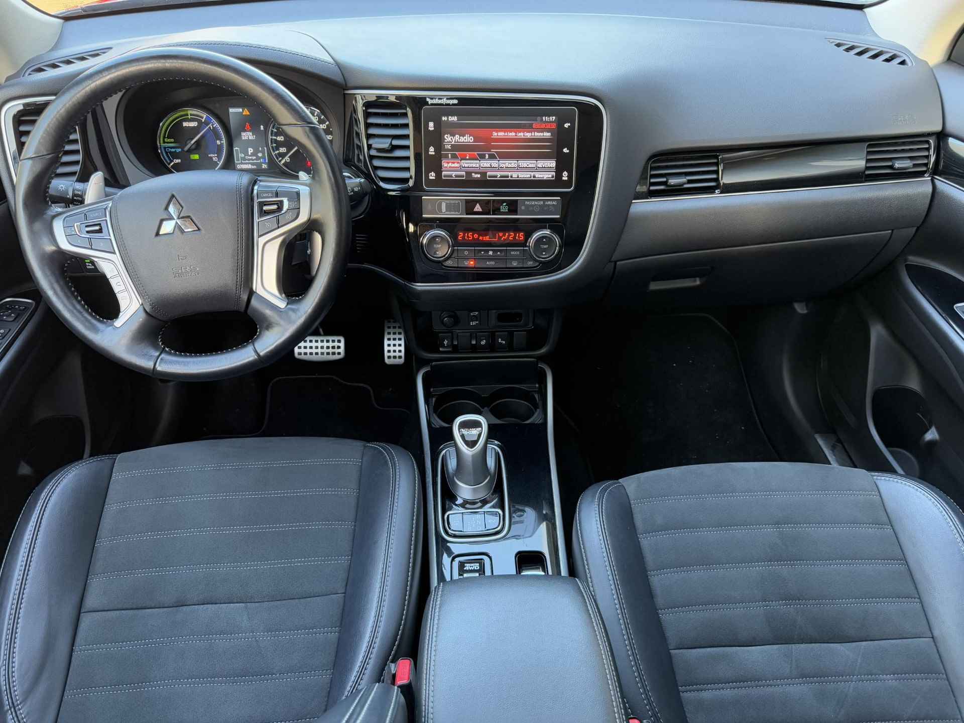 Mitsubishi Outlander 2.4 PHEV Intense+ / Trekhaak (1500 kg trekgewicht / Stoelverwarming / Stuurverwarming / Achteruitrijcamera / Schuif-Kanteldak /  NAP/ Elektrische Achterklep /Dealeronderhouden - 2/29