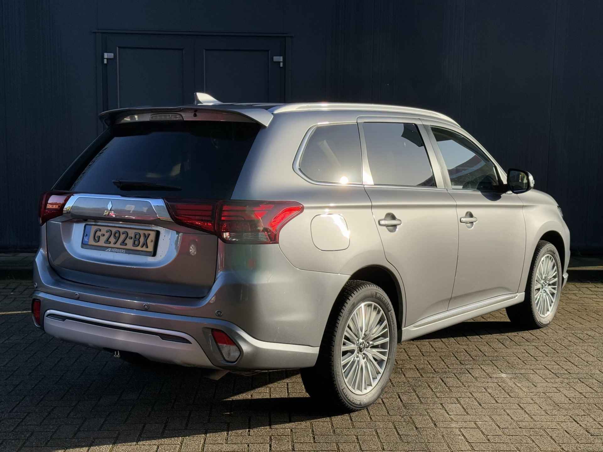 Mitsubishi Outlander 2.4 PHEV Intense+ / Trekhaak (1500 kg trekgewicht / Stoelverwarming / Stuurverwarming / Achteruitrijcamera / Schuif-Kanteldak /  NAP/ Elektrische Achterklep /Dealeronderhouden - 3/29