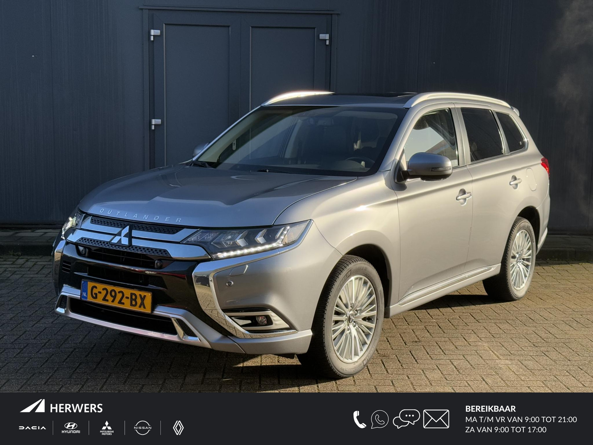 Mitsubishi Outlander 2.4 PHEV Intense+ / Trekhaak (1500 kg trekgewicht / Stoelverwarming / Stuurverwarming / Achteruitrijcamera / Schuif-Kanteldak /  NAP/ Elektrische Achterklep /Dealeronderhouden