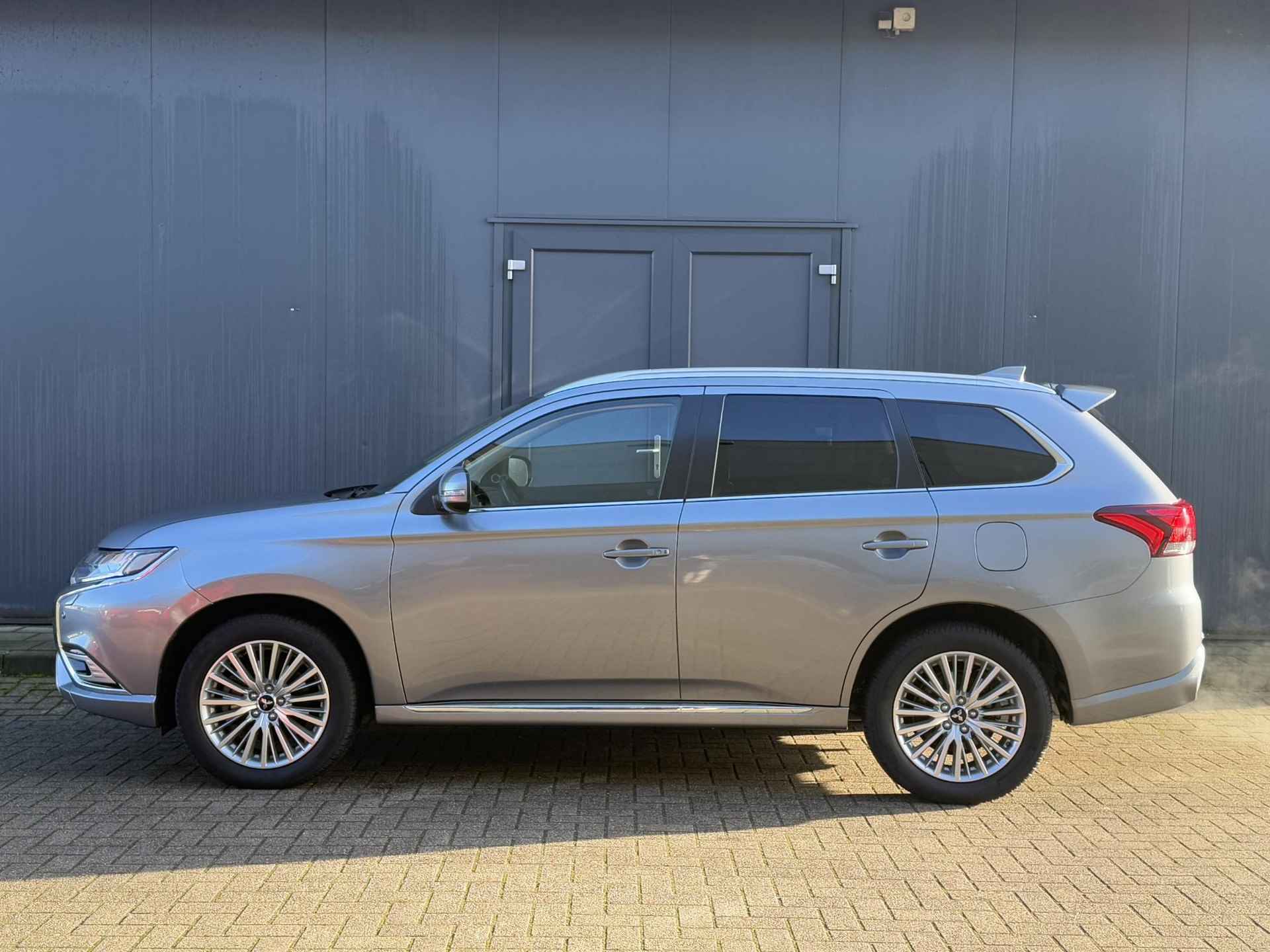 Mitsubishi Outlander 2.4 PHEV Intense+ / Trekhaak (1500 kg trekgewicht / Stoelverwarming / Stuurverwarming / Achteruitrijcamera / Schuif-Kanteldak /  NAP/ Elektrische Achterklep /Dealeronderhouden - 8/29