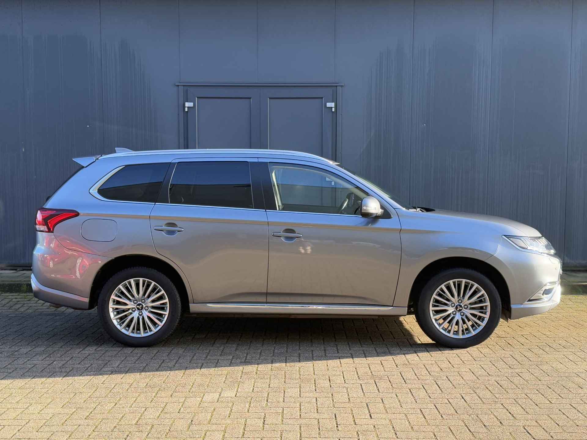 Mitsubishi Outlander 2.4 PHEV Intense+ / Trekhaak (1500 kg trekgewicht / Stoelverwarming / Stuurverwarming / Achteruitrijcamera / Schuif-Kanteldak /  NAP/ Elektrische Achterklep /Dealeronderhouden - 16/29