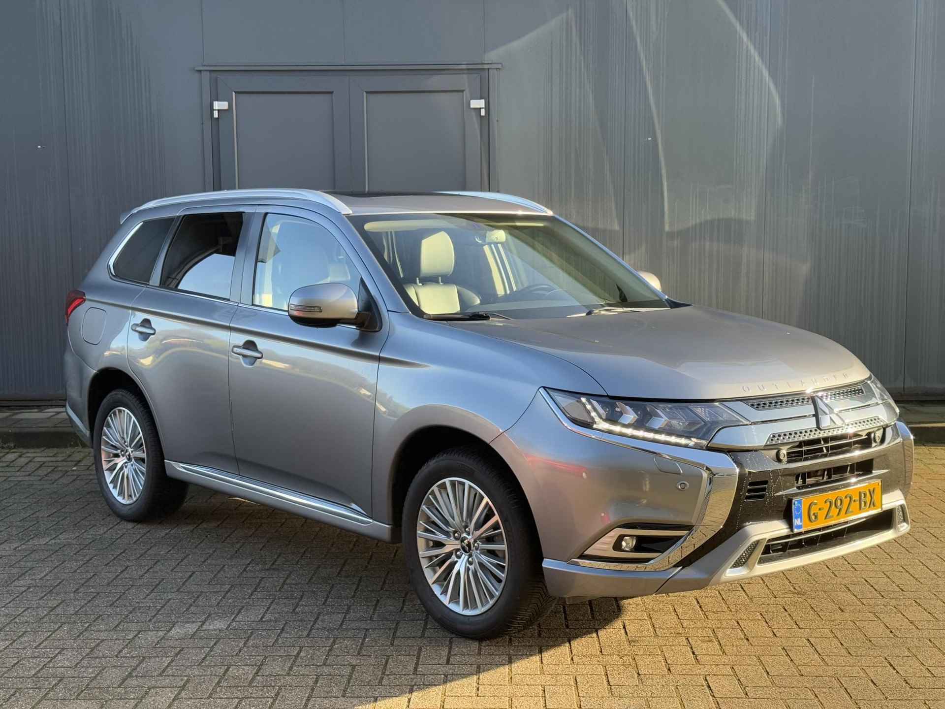 Mitsubishi Outlander 2.4 PHEV Intense+ / Trekhaak (1500 kg trekgewicht / Stoelverwarming / Stuurverwarming / Achteruitrijcamera / Schuif-Kanteldak /  NAP/ Elektrische Achterklep /Dealeronderhouden - 17/29