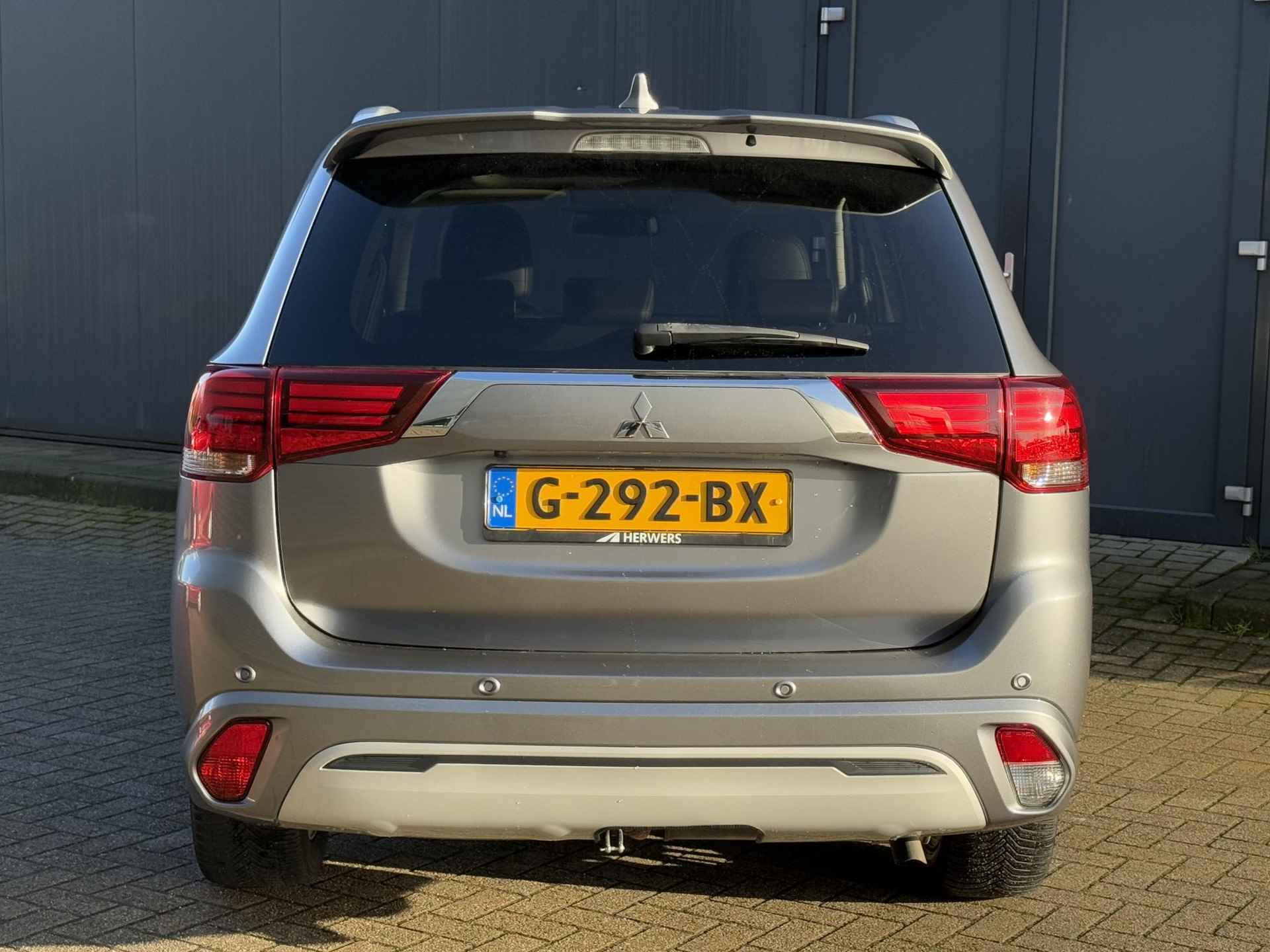 Mitsubishi Outlander 2.4 PHEV Intense+ / Trekhaak (1500 kg trekgewicht / Stoelverwarming / Stuurverwarming / Achteruitrijcamera / Schuif-Kanteldak /  NAP/ Elektrische Achterklep /Dealeronderhouden - 25/29