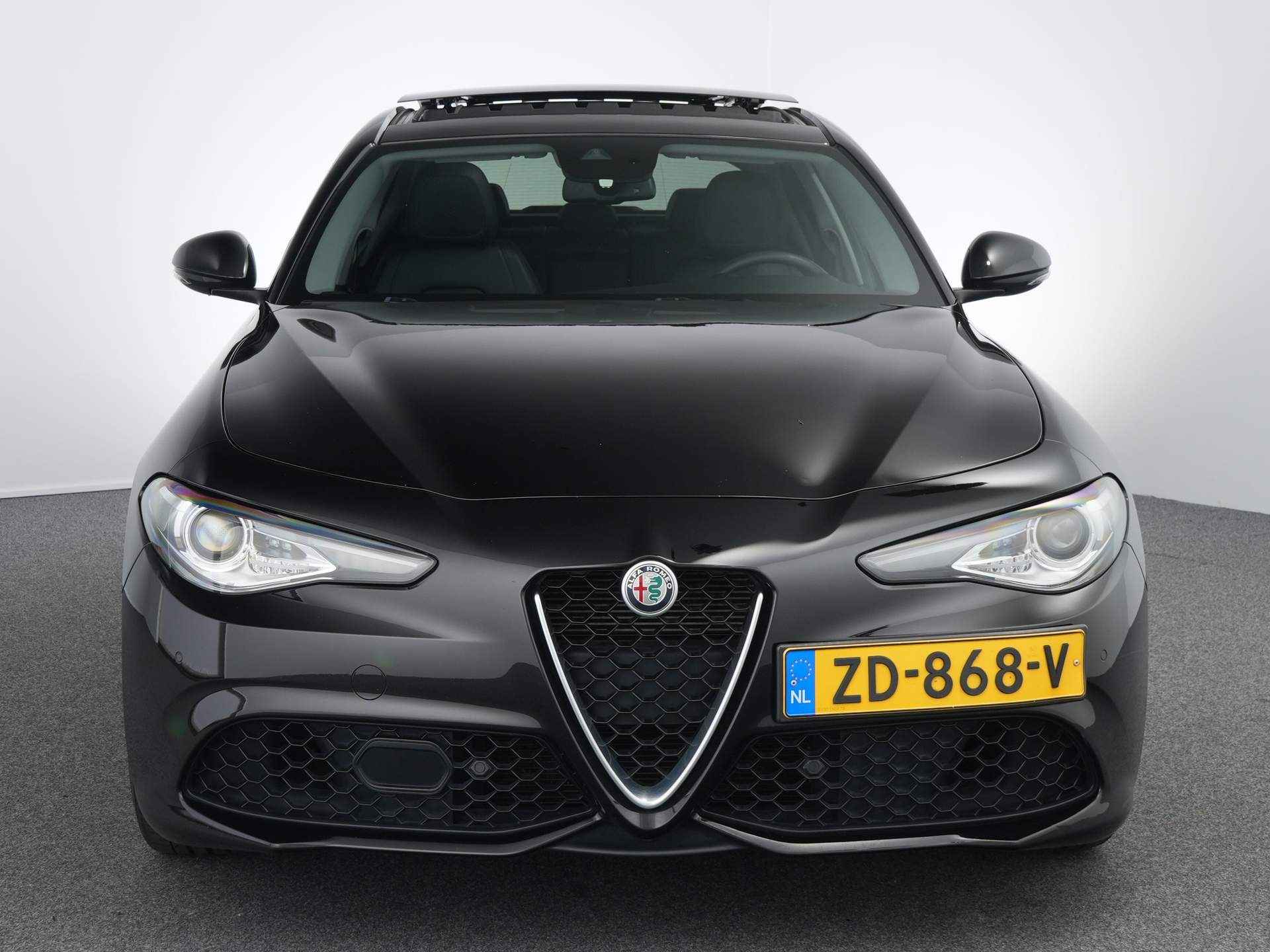 Alfa Romeo Giulia 2.0 T AWD Veloce | 280PK automaat | Schuif/Kanteldak | Leder | Navigatie | Camera | Elek. stoelen | - 3/27