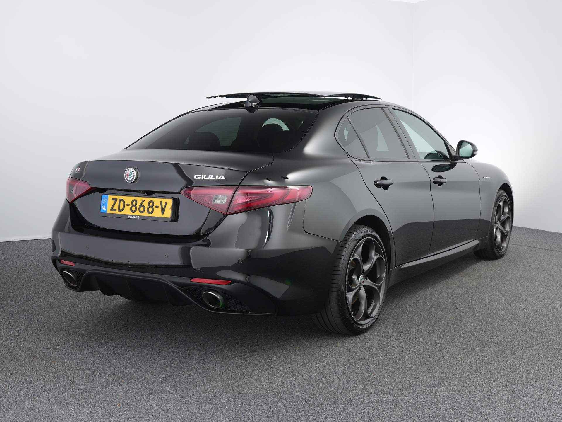 Alfa Romeo Giulia 2.0 T AWD Veloce | 280PK automaat | Schuif/Kanteldak | Leder | Navigatie | Camera | Elek. stoelen | - 4/27