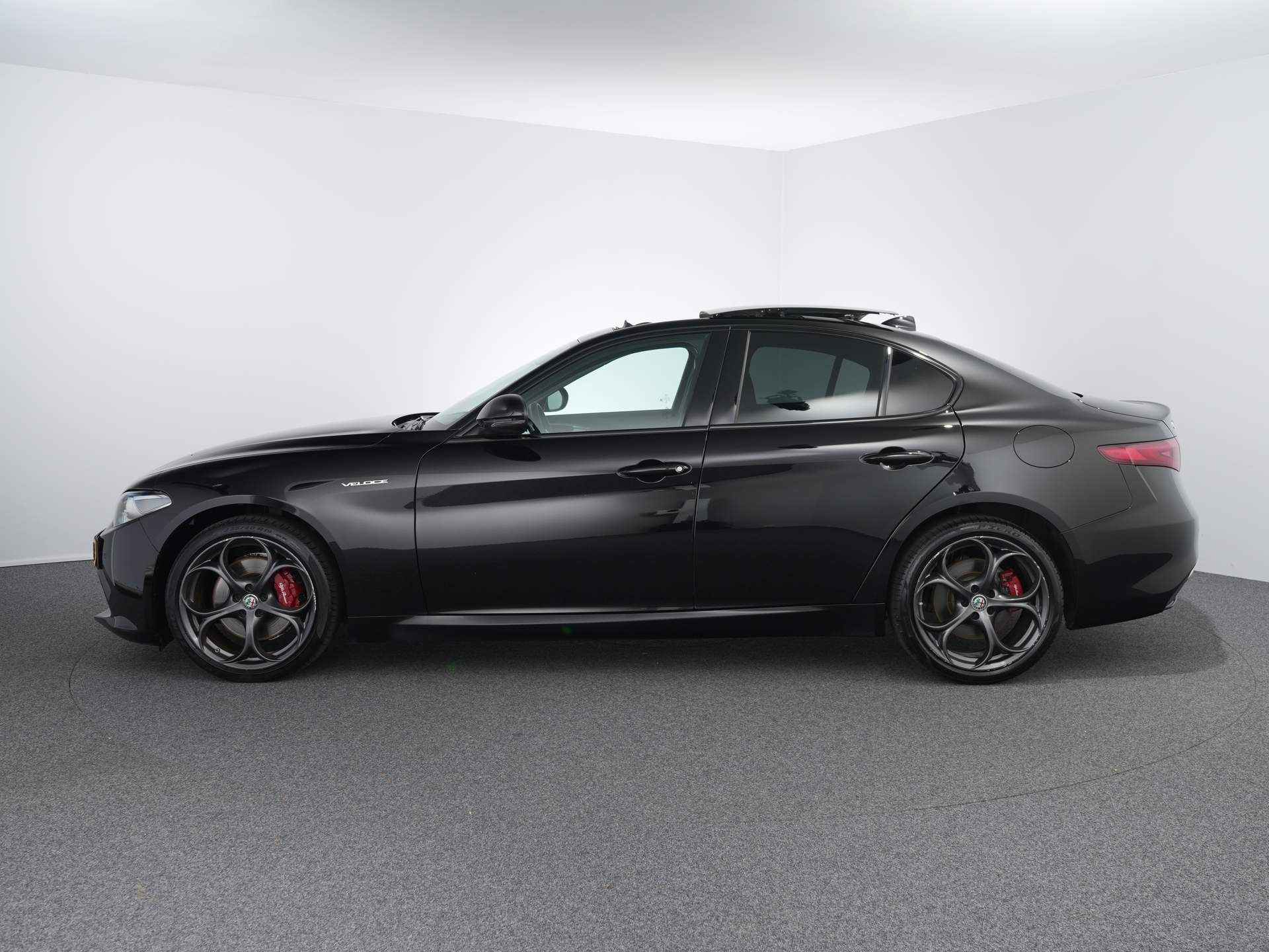 Alfa Romeo Giulia 2.0 T AWD Veloce | 280PK automaat | Schuif/Kanteldak | Leder | Navigatie | Camera | Elek. stoelen | - 5/27