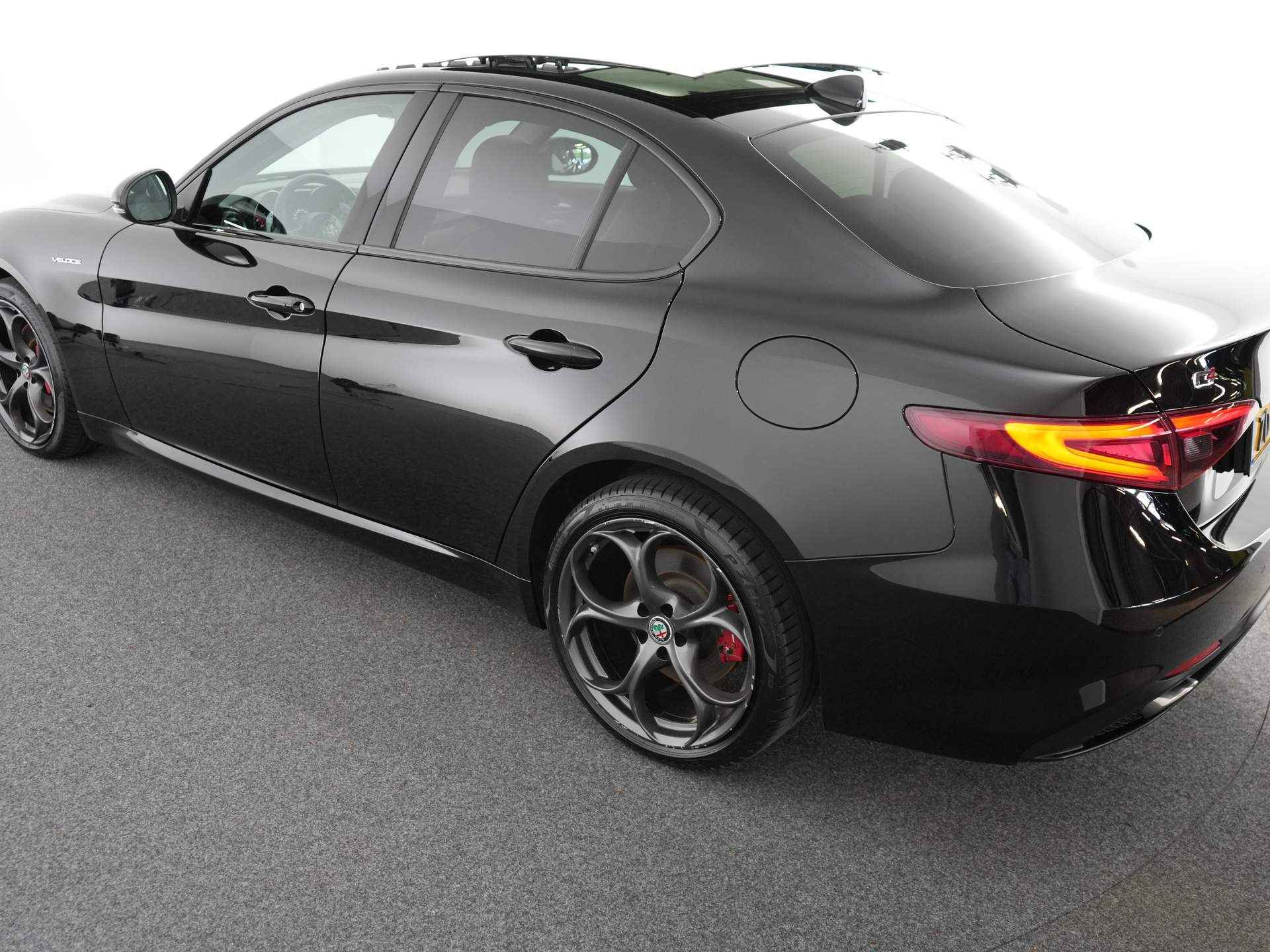 Alfa Romeo Giulia 2.0 T AWD Veloce | 280PK automaat | Schuif/Kanteldak | Leder | Navigatie | Camera | Elek. stoelen | - 21/27