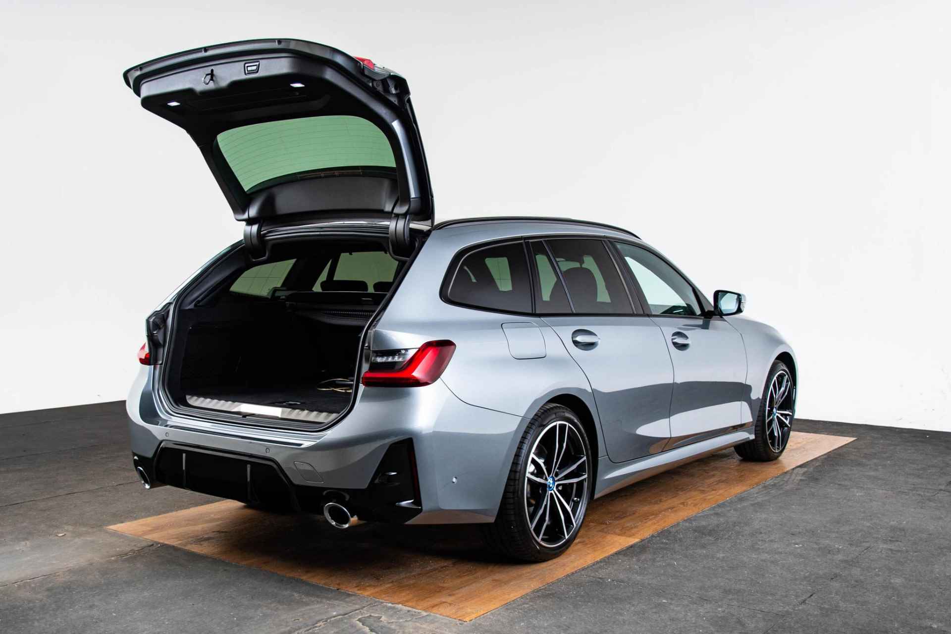 BMW 3-serie Touring 330e High Executive M Sport - Panoramadak - Elektrische/Verwarmbare Stoelen - Geluiddempende/Getinte ruiten - Parking/Driving Assistant - Harman Kardon - Cruise Control - Ambiance verlichting - - 12/61