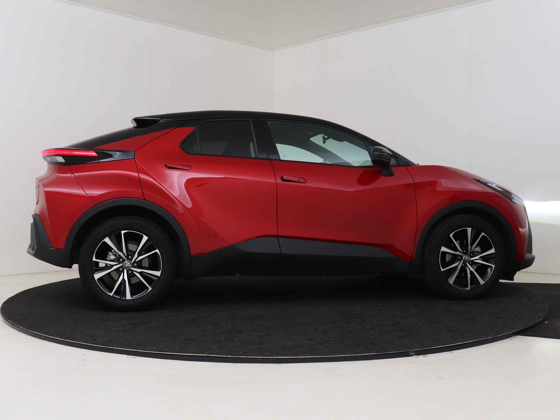 Toyota C-HR Hybrid 140 First Edition *demo | Cloud Navigatie | Climate control | Cruise control-adaptive | Sensoren v+a | 360 Camera | Elektrische Achterklep | - 15/50