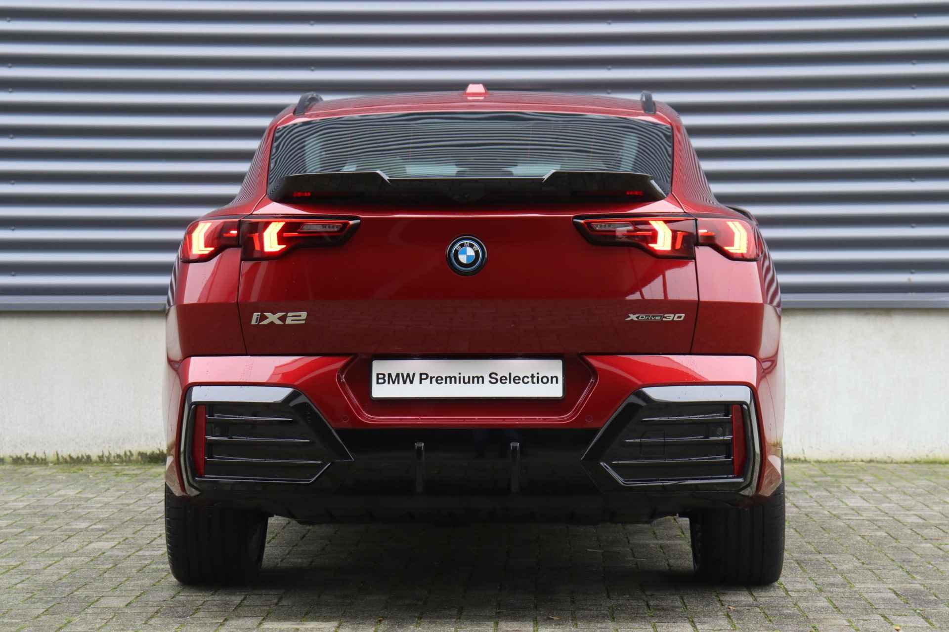 BMW iX2 xDrive30 | M Sportpakket Pro | Harman Kardon | Driving Assistant Professional | Panodak | Elektr. Voorstoelen | Head-Up | Comfort Access | Iconic Glow | 20''LMV - 4/40